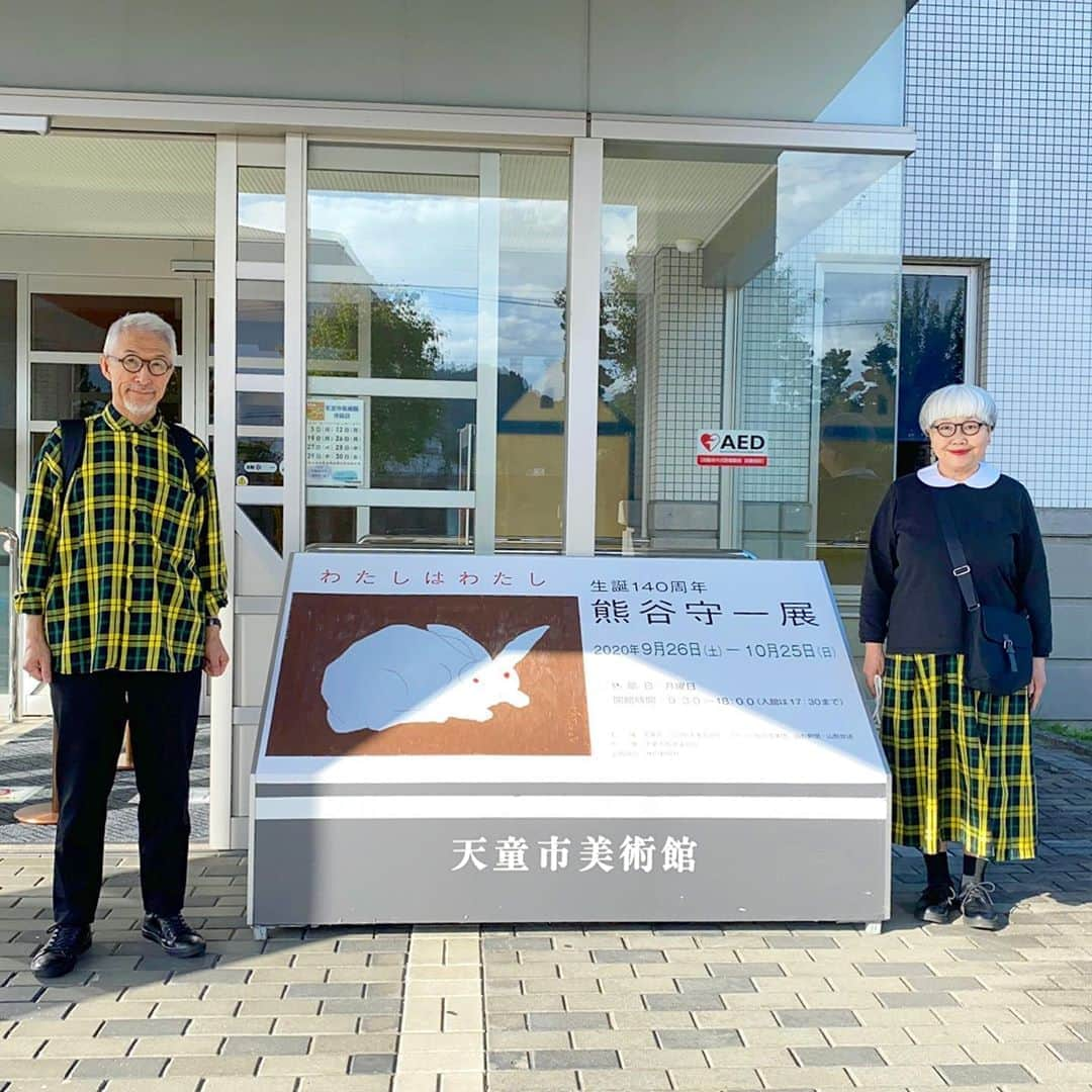 bon ponさんのインスタグラム写真 - (bon ponInstagram)「山形県の天童市美術館で開催中の「生誕140周年 熊谷守一展」を観に行ってきました。 ＊ 開催期間： 2020年09月26日(土) 〜10月25日(日) 【展覧会概要】 単純な形態と明瞭な色彩を特徴とする画風「モリカズ様式」で人々を魅了しつづける画人・熊谷守一(1880-1977)。明治・大正・昭和を貫く97年の生涯と70年を超える画業を全うし、その風貌と人柄から「画壇の仙人」「超俗の画家」と呼ばれています。 しかし、この世俗から離れたイメージが独り歩きし、時に作品そのものへの評価と混同されることもありました。そこで本展では熊谷がどのような人生を歩み、どのように絵と向き合ったのか、その真の姿を改めて見つめなおします。画業を辿る上で欠かせない代表作と、近年になって所在が明らかになった逸品を中心に、油彩画・日本画・書の約180点を通して、あるがままの「自分」を貫いた稀代の画人に迫ります。 ＊ 初期の作品から晩年の作品まで、画風の変化が如実に分かって、とても興味深かったです。様々な困難や苦悩を超えて、悟り切ったような潔さを感じました。 子供や虫や動物、音楽を愛し、無理をせず、描きたいときに描きたいものだけを描く。穏やかで温かな人柄が伝わってきました。 熊谷守一をモデルに、山崎努と樹木希林が夫婦役で共演した映画「モリのいる場所」をもう一度観たいと思いました。 ＊ 5種類のリーフレット 購入したポストカード 山形のお蕎麦「一庵」 ＊ 唯一の黄色い服で秋のコーデ💛💚🖤 bon ・シャツ(Sunny Clouds) ・パンツ(GU) pon ・プルオーバー(Sunny Clouds) ・ブラウス(楽天) ・スカート(Sunny Clouds) ・バッグ(agnès b. メルカリ) ＊ ＊ #熊谷守一展 #天童市美術館 #一庵 #夫婦 #60代 #ファッション #コーディネート #リンクコーデ #夫婦コーデ #グレイヘア #白髪 #共白髪 #couple #over60 #fashion #coordinate #instafashion #instagramjapan #greyhair #bonpon511」10月7日 2時06分 - bonpon511