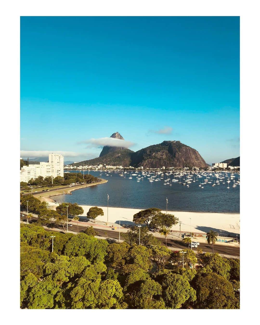 ジュリアナ・パエスのインスタグラム：「#riodejaneiro #heat」