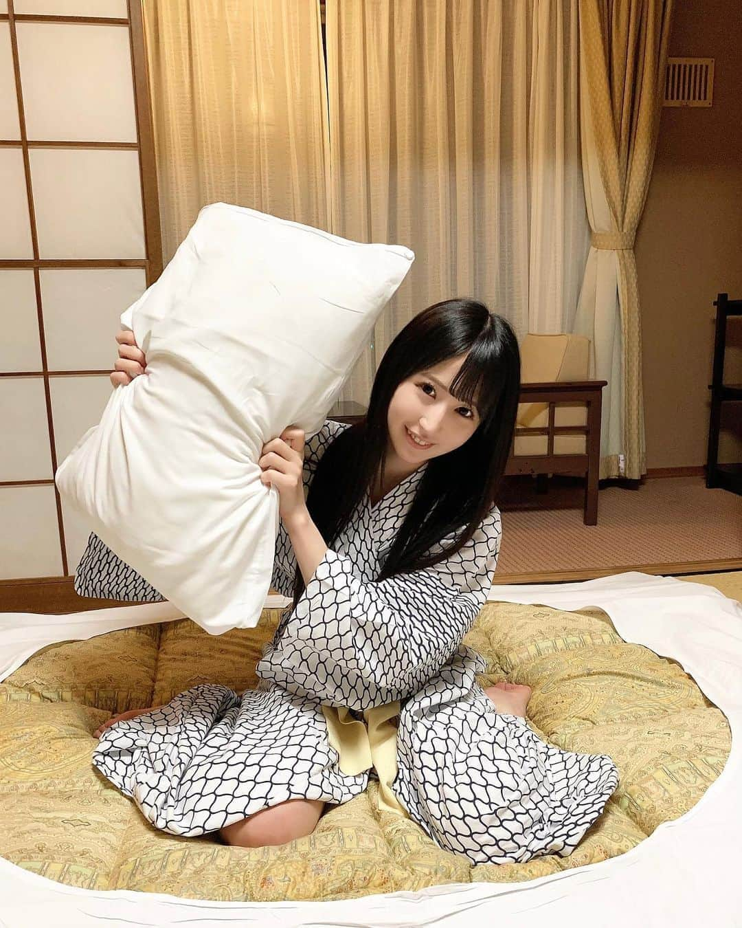 谷麻由里さんのインスタグラム写真 - (谷麻由里Instagram)「枕投げ🛌」10月7日 2時08分 - mayusamatokeiyaku