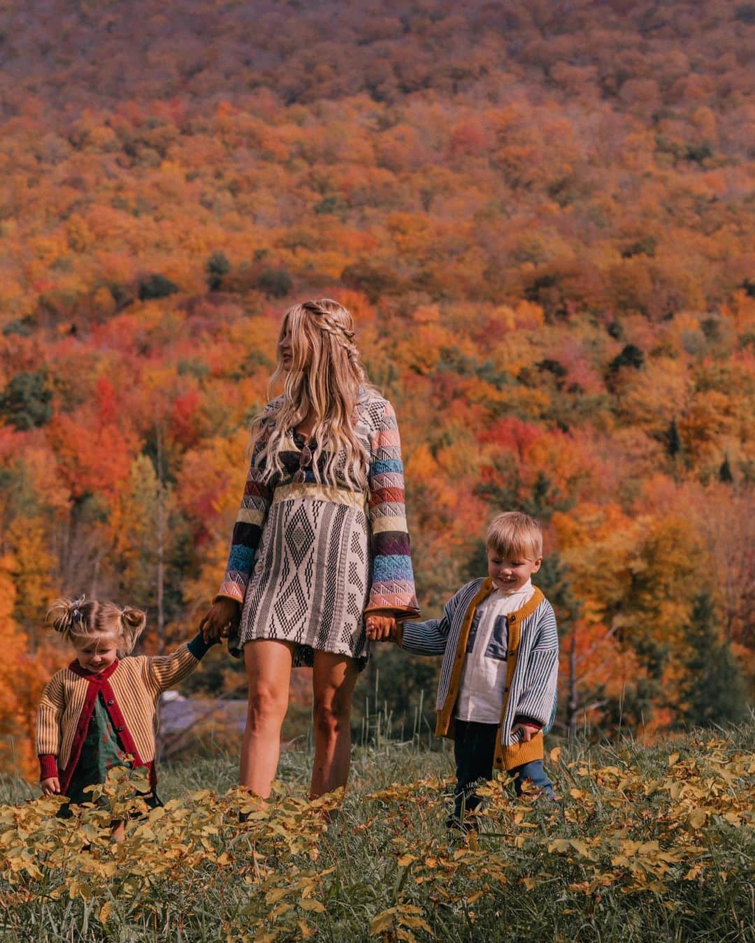 Amber Fillerup Clarkさんのインスタグラム写真 - (Amber Fillerup ClarkInstagram)「Fall 2018 in Stowe, Vermont! I was about 20 something weeks pregnant with frank in these! Stowe is such a special place for us. We hoped to go back every year, didn’t work out this year but we will be back next for sure 🤗 also can you tell that coordinating outfits is an actual passion of mine? 🙈 I love packing for trips sooo much」10月7日 2時09分 - amberfillerup