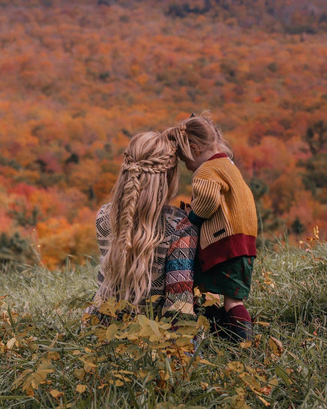 Amber Fillerup Clarkさんのインスタグラム写真 - (Amber Fillerup ClarkInstagram)「Fall 2018 in Stowe, Vermont! I was about 20 something weeks pregnant with frank in these! Stowe is such a special place for us. We hoped to go back every year, didn’t work out this year but we will be back next for sure 🤗 also can you tell that coordinating outfits is an actual passion of mine? 🙈 I love packing for trips sooo much」10月7日 2時09分 - amberfillerup