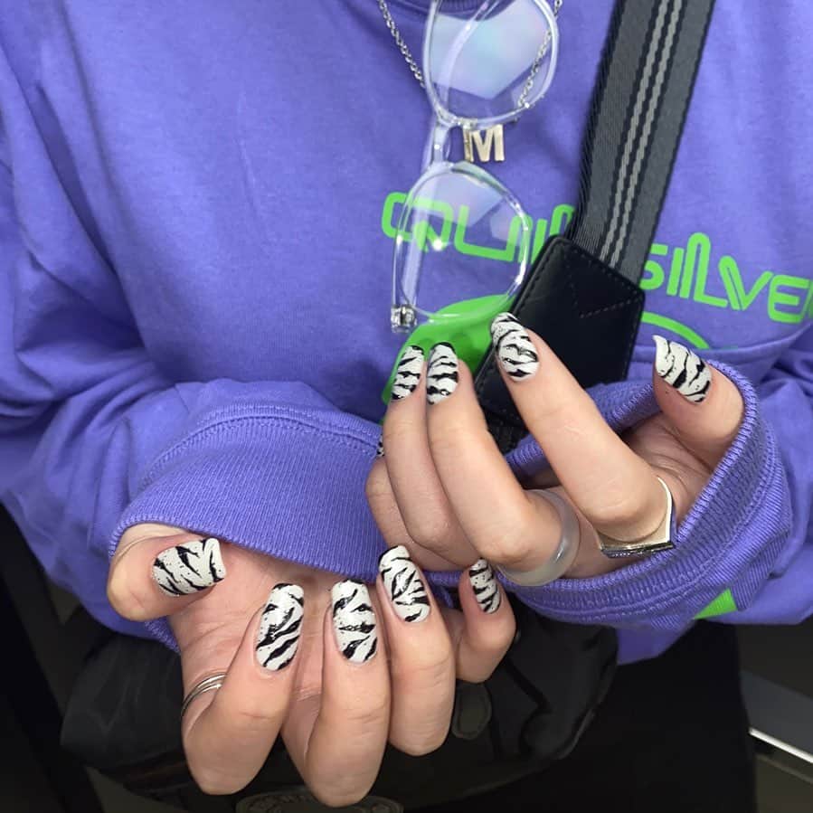 おもてちゃんのインスタグラム：「. 𝒁𝑬𝑩𝑹𝑨×𝑮𝑳𝑰𝑻𝑻𝑬𝑹🦓⛓」