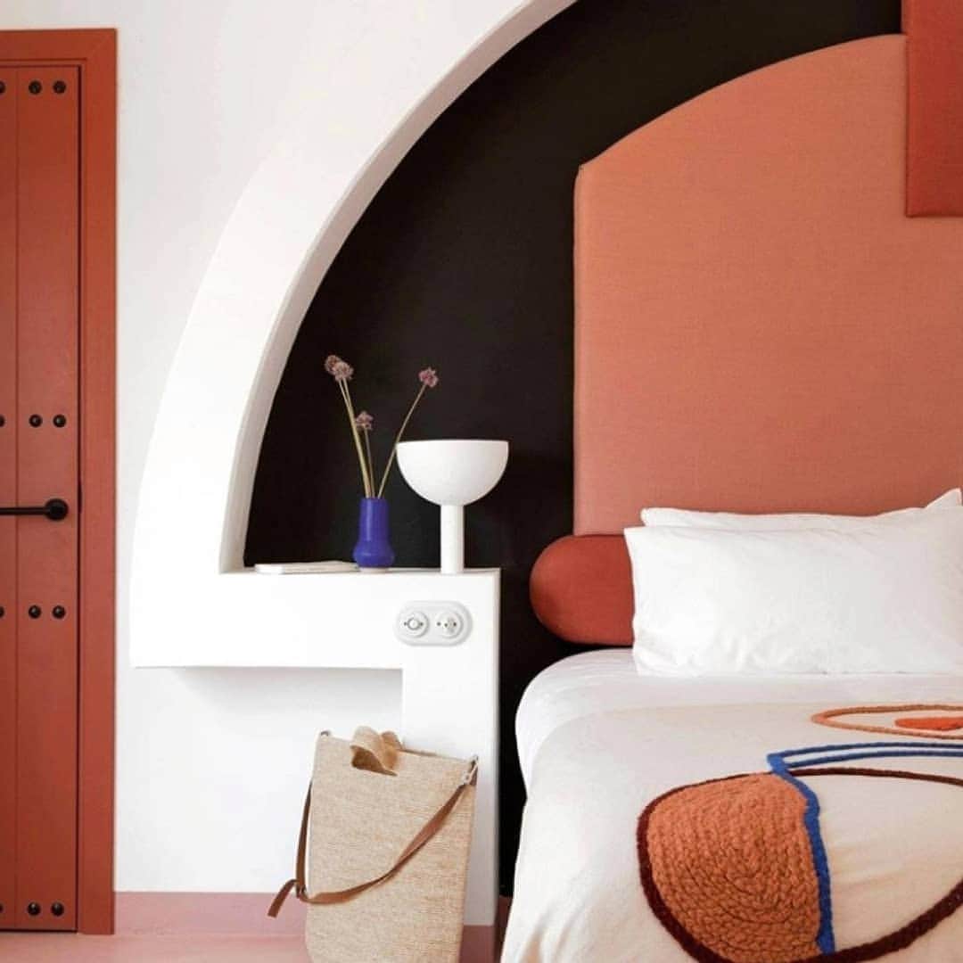 ベンシモンのインスタグラム：「Inspiration colorée 💭 ​Vous aussi vous rêvez d'oublier un instant l'actualité pour vous évader dans cette chambre parfaitement décorée à Minorque ?  📸 @karel_balas  ​Le nouvel hôtel @menorcaexperimental décoré par la talentueuse @dorothéemeilichzon. Via @elledecorationfr」