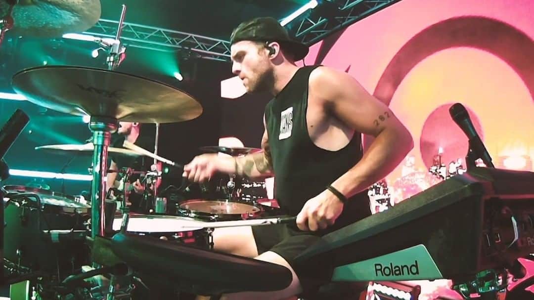 All Time Lowのインスタグラム：「THIS JUST IN 🚨 We’ll be going live on the stream after this Friday’s #BasementNoise playthrough of Wake Up Sunshine. Tune in for that chat and more bangin choruses that have never been played like this before! shop.alltimelow.com for tickets.」