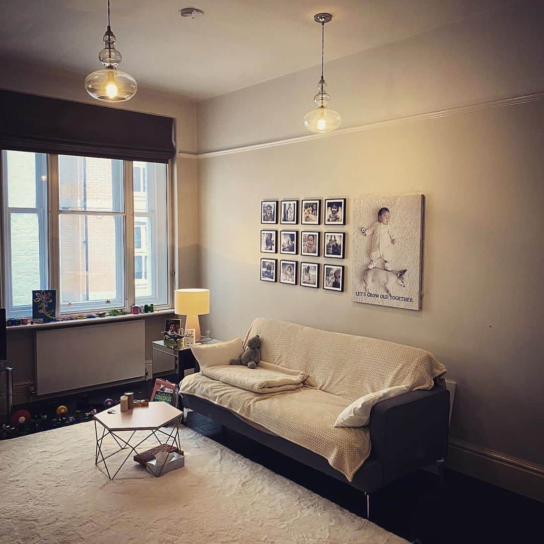 KOKIAのインスタグラム：「Still try to stay home and make it comfortable!! A new flat in London feels  home now. #tokyo #japan #japon #kokia #photography #歌手 #コキア #insta #art #beautiful #picoftheday #follow #女性 #ソングライター #photooftheday #woman #jmusic #ボーカリスト #singer #songwriter #jpop #vocalist #voice #声 #london #live #綺麗 #日本 #livestream」