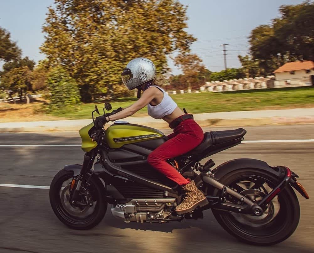 コーディー・レニー・キャメロンさんのインスタグラム写真 - (コーディー・レニー・キャメロンInstagram)「Had such a blast test riding the new @harleydavidson Livewire 🔥 She’s like a sexy little ninja- super quiet, super stealth, & super fast! Huge thanx to @glendaleharley for inviting us over & @cameron.allsop for the dope action shots! Keep the rubber side down🤙🏻🏍 ——————————————————- 🏍@glendaleharley 📸 @cameron.allsop  #roadlizards #harleyoftheday #harleyaddicts #chickswhoride #bikersofinstagram #bikerchicksofinsta #harleydavidson #motorcyclespirit」10月7日 2時42分 - heyitscodee