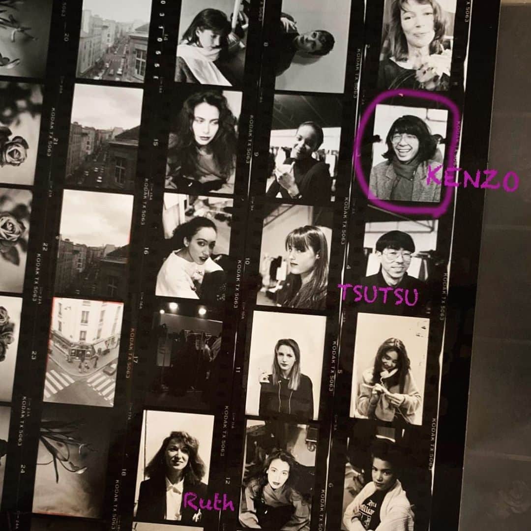 安珠のインスタグラム：「モデル時代のパリコレのKENZOさんの楽屋📷﻿ わたしが撮ったKENZOさんの一番古い写真 ﻿ KENZOさんの下の写真は、アシスタント時代のTSUTSU。その下が大好きだったモデルのRachelやVeronica、超絶可愛い売れっ子モデルたち。Kenzo teamに欠かせないRuthもいて、ヘアのMasatoが写っていないのが残念。誰もがKENZOに熱狂して全てがキラキラしていた。わたしの青春時代。﻿ ﻿ お花が大好きだったKENZOさん💐﻿ パリでは木曜までKENZO宅で献花が行われている。﻿ ﻿ ﻿ いつかこの悲しみが、KENZOさんに出会えた喜びになると信じています🙏﻿ ﻿ #kenzotakada ﻿ ﻿ KENZOさんの上の写真はクールなデザイナーのKATHARINE HAMNETT。彼女のショーに出てから、KENZOのショーに出ると言うと、彼女はgorgeous！と言ってくれた。﻿」
