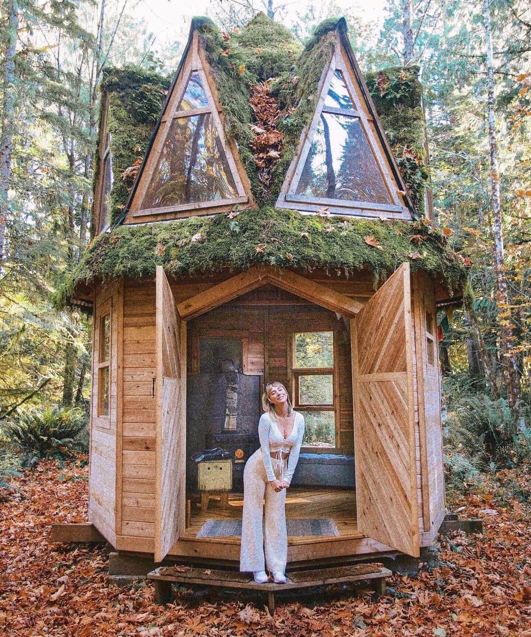 サラ・ジーン・アンダーウッドさんのインスタグラム写真 - (サラ・ジーン・アンダーウッドInstagram)「A magical season in a magical cabin ❤️🍂 . Cabin by @jacobwitzling . #cabinlife #cabin #fall #beautifuldestinations #getoutside #pnw #pnwonderland #tinyhouse #tinyhousemovement」10月7日 3時14分 - saraunderwood