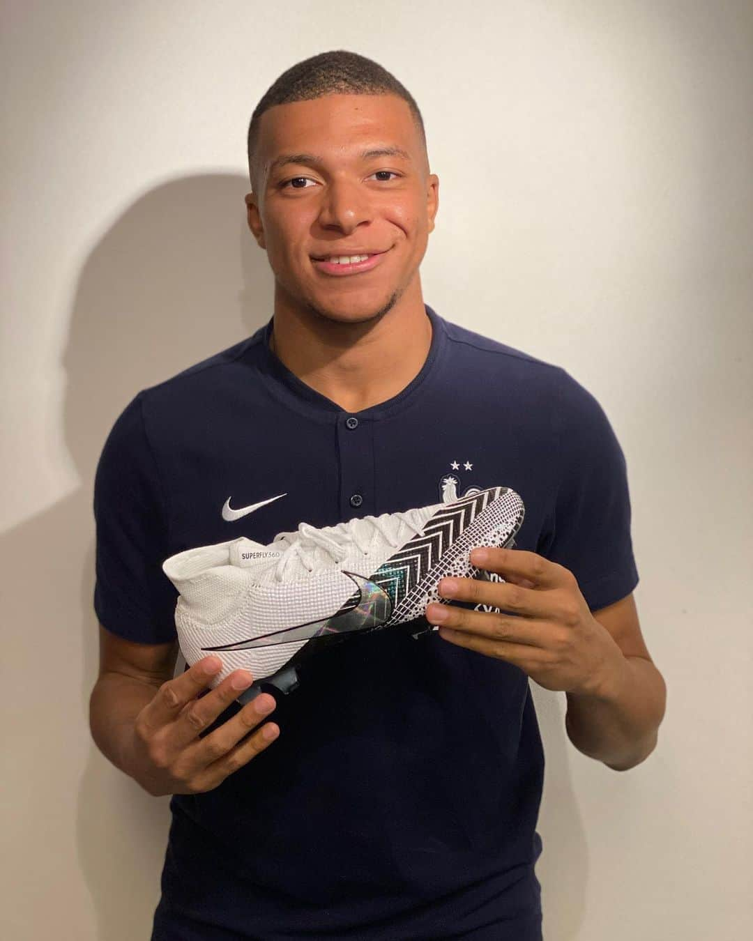 キリアン・エムバペさんのインスタグラム写真 - (キリアン・エムバペInstagram)「Chase your dreams fast 💭🙏🏽...  • • • @cristiano @nikefootball  #Mercurial #ChaseYourFast」10月7日 3時18分 - k.mbappe