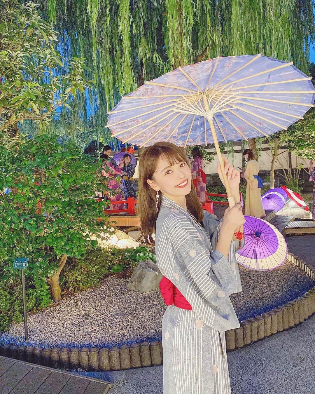のインスタグラム：「👘🎋 . 先日 #大江戸温泉物語 へ。 実は初めて館内をちゃんとまわったのですが、賑やかな お祭りの雰囲気にすっかりハマってしまいました。 . 写真は足湯エリアにて。 映える傘を貸し出していたので持って撮ってもらって みたよ。😂 ちなみにるんるん踊ってる？動画もリールに載せたので よければ併せてご覧下さいませ。ぷぷ . 蝶々のピアスは @mignonnebijoux_accessory さんの です♡︎長めだからつけた時にゆらゆら綺麗に見える✧ . #me #tbt #oedoonsen #daiba #yukata #浴衣 #大江戸温泉 #足湯 #ピアス#イヤリング#アクセサリー#accessory#バタフライアクセサリー #温泉」