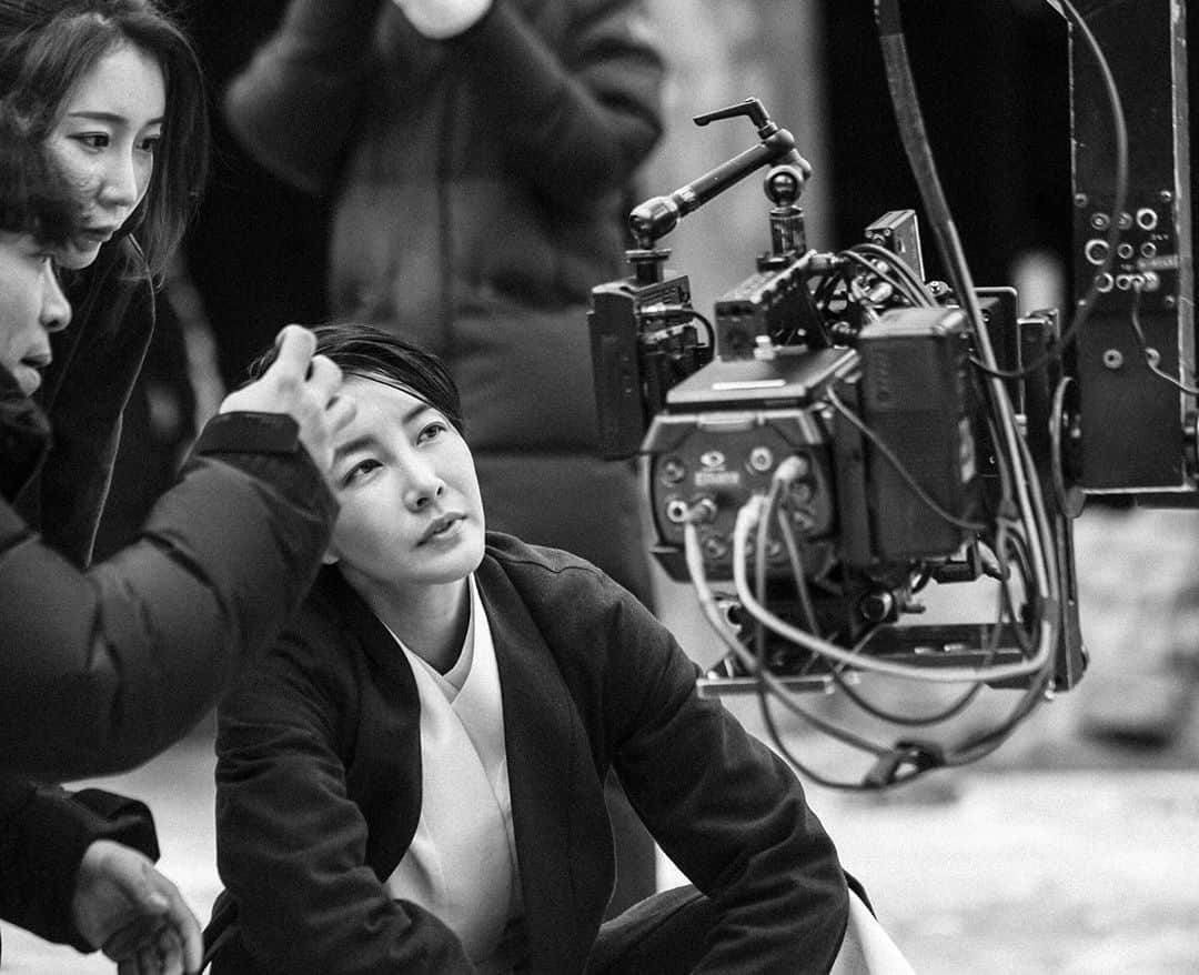 チン・ソヨンさんのインスタグラム写真 - (チン・ソヨンInstagram)「. 모니터하는 나를 보는건 촬영분을 보는것과는 다른 얘긴데 굉장히 이상하고 처음보는  무언가를 보는 내얼굴이다 모니터를 노려보는 눈은 언제나  #과한몰입상태 #에픽하이 #술이달다」10月7日 3時22分 - jinseoyeon___