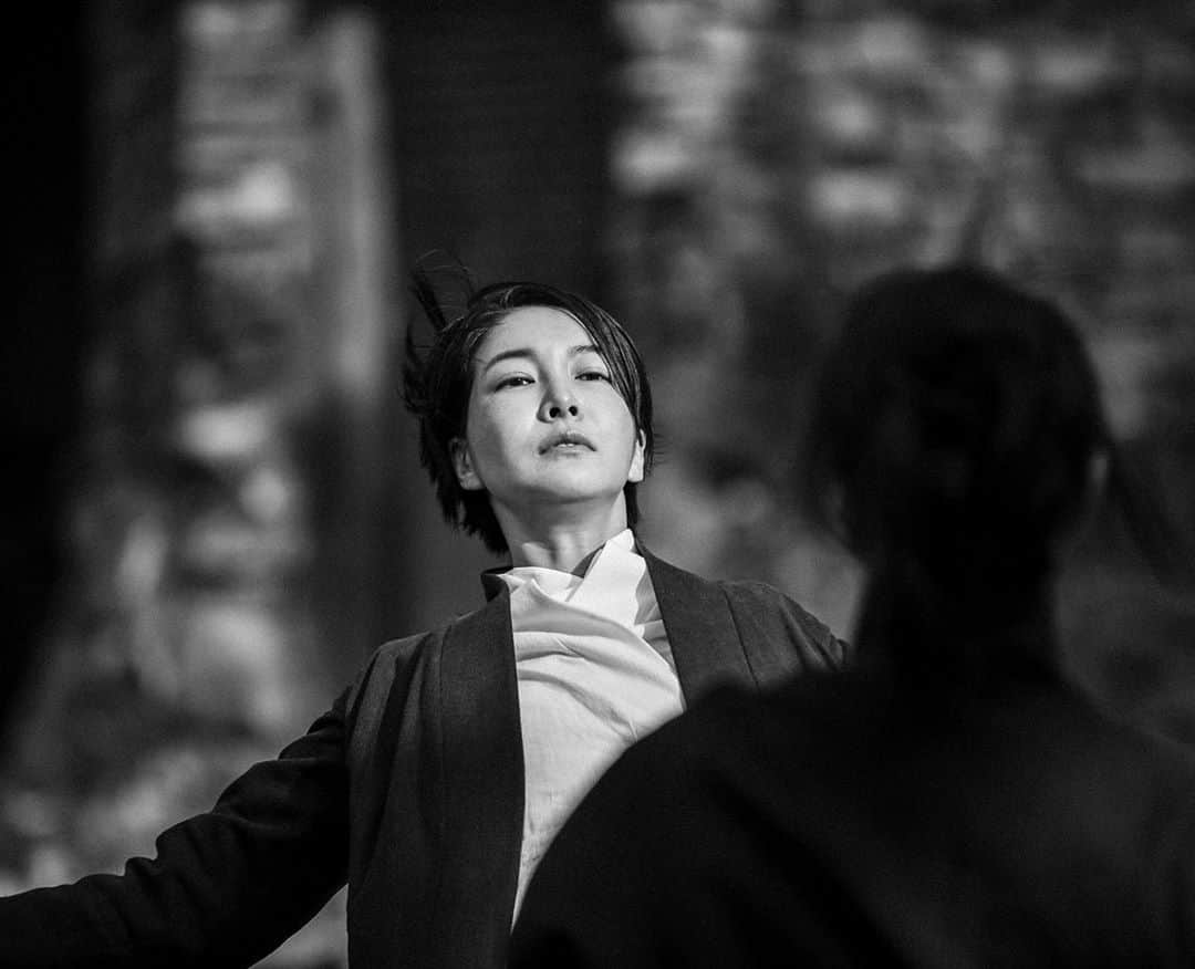 チン・ソヨンさんのインスタグラム写真 - (チン・ソヨンInstagram)「. 모니터하는 나를 보는건 촬영분을 보는것과는 다른 얘긴데 굉장히 이상하고 처음보는  무언가를 보는 내얼굴이다 모니터를 노려보는 눈은 언제나  #과한몰입상태 #에픽하이 #술이달다」10月7日 3時22分 - jinseoyeon___