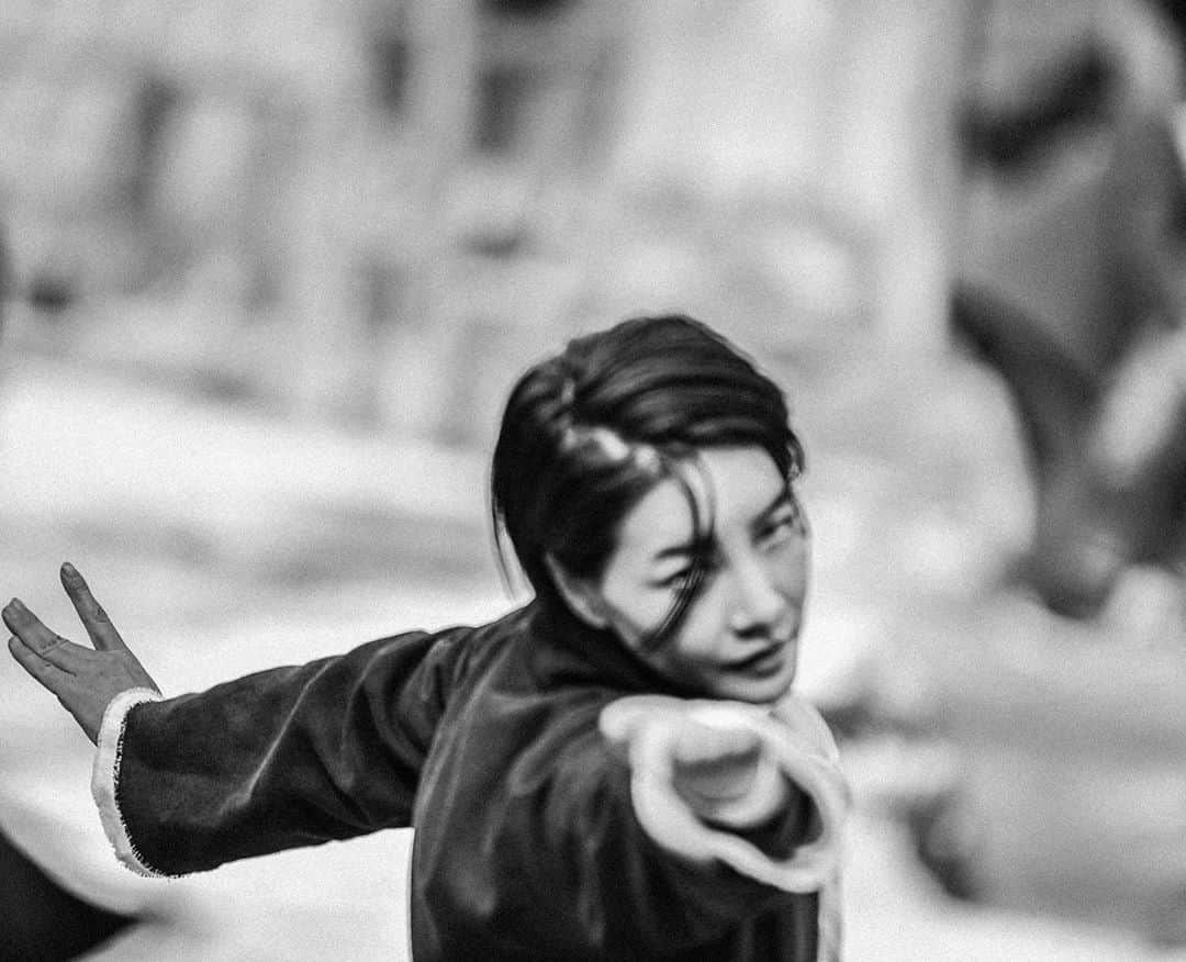 チン・ソヨンさんのインスタグラム写真 - (チン・ソヨンInstagram)「. 모니터하는 나를 보는건 촬영분을 보는것과는 다른 얘긴데 굉장히 이상하고 처음보는  무언가를 보는 내얼굴이다 모니터를 노려보는 눈은 언제나  #과한몰입상태 #에픽하이 #술이달다」10月7日 3時22分 - jinseoyeon___