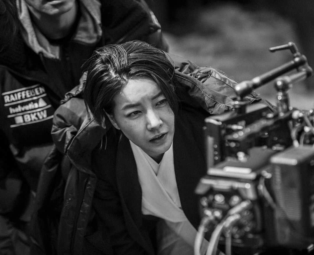 チン・ソヨンさんのインスタグラム写真 - (チン・ソヨンInstagram)「. 모니터하는 나를 보는건 촬영분을 보는것과는 다른 얘긴데 굉장히 이상하고 처음보는  무언가를 보는 내얼굴이다 모니터를 노려보는 눈은 언제나  #과한몰입상태 #에픽하이 #술이달다」10月7日 3時22分 - jinseoyeon___