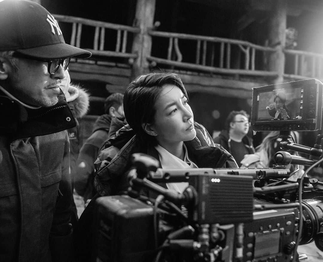 チン・ソヨンさんのインスタグラム写真 - (チン・ソヨンInstagram)「. 모니터하는 나를 보는건 촬영분을 보는것과는 다른 얘긴데 굉장히 이상하고 처음보는  무언가를 보는 내얼굴이다 모니터를 노려보는 눈은 언제나  #과한몰입상태 #에픽하이 #술이달다」10月7日 3時22分 - jinseoyeon___