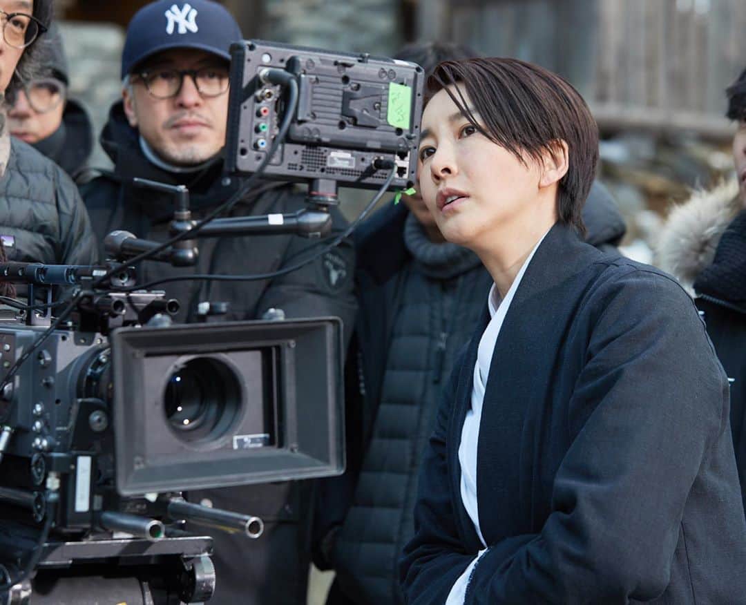 チン・ソヨンさんのインスタグラム写真 - (チン・ソヨンInstagram)「. 모니터하는 나를 보는건 촬영분을 보는것과는 다른 얘긴데 굉장히 이상하고 처음보는  무언가를 보는 내얼굴이다 모니터를 노려보는 눈은 언제나  #과한몰입상태 #에픽하이 #술이달다」10月7日 3時22分 - jinseoyeon___