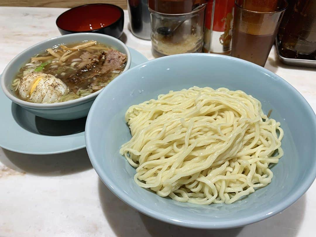 SUSURUさんのインスタグラム写真 - (SUSURUInstagram)「巷でウワサのちゃん系ラーメン！ 神田、新宿、埼玉などに増えつつある○○ちゃんラーメンの本店（？）です。 初訪問でしたが気になっていたつけスタイルのもり中華をチョイス。 キレのある醤油味のつけ汁と中細平打ちの麺が好相性で、ズバズバすすれる逸品🍜 味付け濃いめのチャーシューも食べ応えありつつ美味しくて良かったです🐷 #susuru_tv #1719日目 #ちえちゃんラーメン #神田 #東京 #もり中華 #生卵 #うまい  #ラーメン #らーめん #ramen #ラーメン部 #ramennoodles #毎日ラーメン生活 #麺スタグラム #japaneseramen #japanramen #foodstagram #foodie #noodles #instanoodle #instaramen #instafood #susururecommended #つけ麺 #東京ラーメン #神田ラーメン #つけそば #もりそば」10月7日 14時39分 - susuru_tv