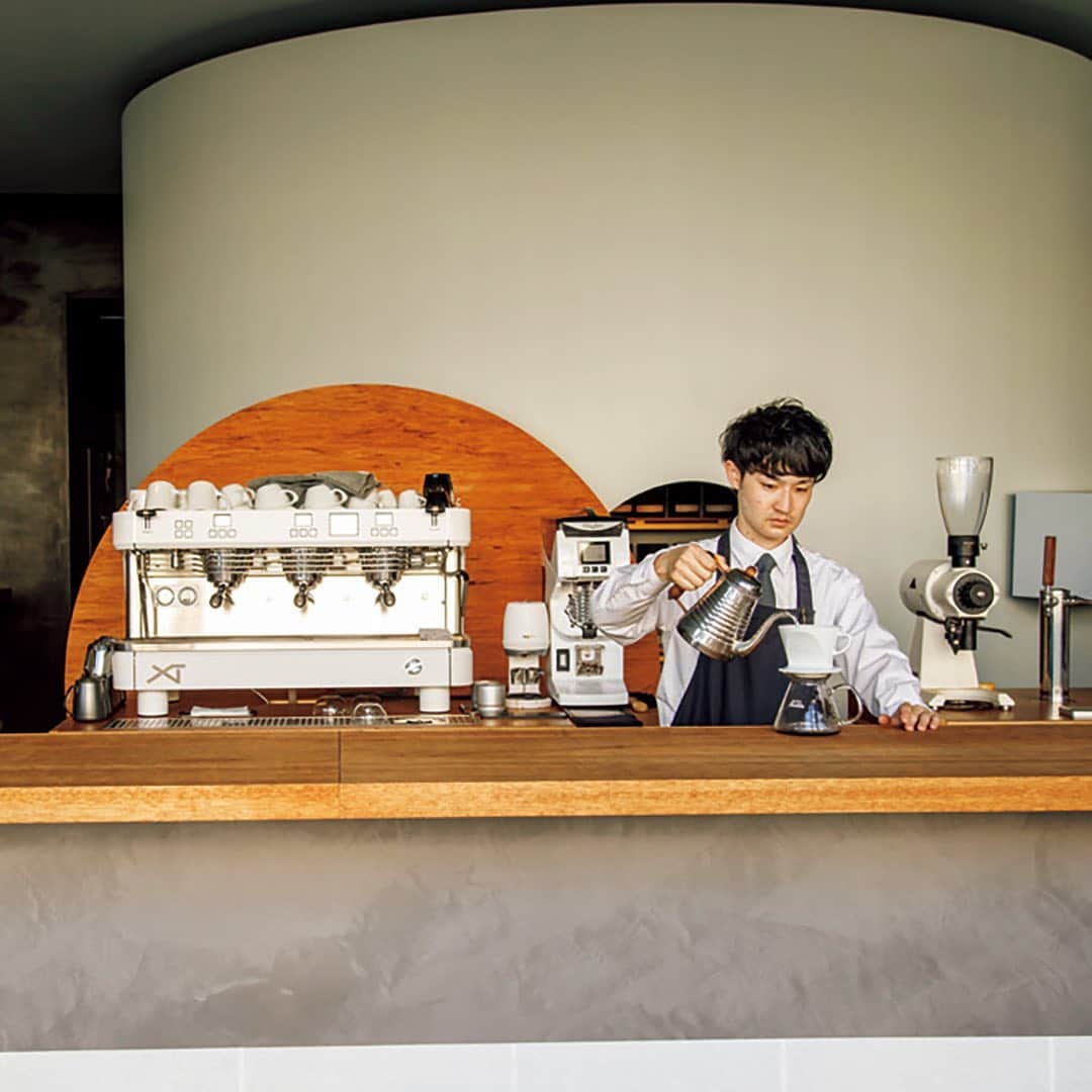 東京カレンダーさんのインスタグラム写真 - (東京カレンダーInstagram)「京都の老舗珈琲店が提案するコーヒーと炭火料理のペアリング﻿ 世界中でコーヒーを巡るカルチャーが広がりを見せる中、﻿ 京都発のコーヒーロースター『 #小川珈琲 』が東京に旗艦店をオープン。﻿ ⠀⠀⠀⠀⠀⠀⠀⠀⠀﻿ ここではコーヒーを“コミュニケーションのツール”と捉え、クリエイティブな試みを発信するという。﻿ そのひとつがコーヒーと炭火料理のペアリングだ。﻿ ⠀⠀⠀⠀⠀⠀⠀⠀⠀﻿ 監修に『メゾンサンカントサンク』などを手掛ける丸山智博さんを迎え、焙煎がキーのコーヒーと炭火の香りをシンクロさせている。﻿ ⠀⠀⠀⠀⠀⠀⠀⠀⠀﻿ 契約農家の新鮮な野菜など、上質な素材の持ち味を引き出すのはスペイン製チャコールオーブンだ。﻿ コーヒーの種類は迷うほどあるが、料理や好みに合わせてバリスタたちがナビゲートしてくれる。﻿ ⠀⠀⠀⠀⠀⠀⠀⠀⠀﻿ 写真▷﻿ ①朝は「炭火焼きバタートースト」﻿ ⠀⠀⠀⠀⠀⠀⠀⠀⠀﻿ ②「淡路島産ビーフハンバーグの炭焼きステーキデミグラスソース 焼き野菜添え（ライスorパン付）」は炭火でつけた焼き目がいい﻿ ⠀⠀⠀⠀⠀⠀⠀⠀⠀﻿ ③日本代表としてバリスタの世界選手権にも出場した衛藤匠吾さんなど、トップレベルの技術を持つ珈琲職人たちが常駐している。﻿ コーヒーだけでなくシグネチャードリンクなどのオリジナルのメニューも楽しむことができる﻿ ⠀⠀⠀⠀⠀⠀⠀⠀⠀﻿ ④定番で用意した21種以上のコーヒーには、産地のデータやバリスタのコメントが書かれたカードを用意﻿ ⠀⠀⠀⠀⠀⠀⠀⠀⠀﻿ ーーinfoーーーー﻿ 店名▷ #オガワコーヒーラボラトリー﻿ エリア▷ #桜新町﻿ 電話番号▷03-6413-5252　﻿ ※お問い合わせの際は『東京カレンダーのインスタを見た』とお伝えいただければ幸いです。﻿ 住所▷世田谷区新町3-23-8エスカリエ桜新町 1F　﻿ ーーーーーーーー﻿ ⠀⠀⠀⠀⠀⠀⠀⠀⠀﻿ ★コースの詳細や店内の様子は﻿ 『月刊誌　東京カレンダー2020 11月号 #予約が取れない店の真実 』にて﻿ ⠀⠀⠀⠀⠀⠀⠀⠀⠀﻿ ーーーーーーー★ーーーーーーーー﻿ @tokyocalendar プロフィールURLの﻿ 東カレweb（アプリ）では、﻿ 高級グルメ情報や話題のレストラン、﻿ 手土産からテイクアウトグルメなど﻿ 東京のグルメ情報を幅広くご紹介。﻿ そして大人気コンテンツ、東カレweb小説や﻿ トレンドニュースも配信しております。﻿ ーーーーーーーーーーーーーーーー ﻿ ⠀⠀⠀⠀⠀⠀⠀⠀⠀﻿ #桜新町グルメ#東京カレンダー #Tokyocalendar #東カレ #東京グルメ #東京美食 #food #instafood #Tokyofood #japanesefood #東京おすすめ #世田谷グルメ  #カフェ　#東京カフェ　#世田谷カフェ  #最新レストラン #コーヒー #オーガニック　#有機野菜　#バリスタ」10月7日 13時14分 - tokyocalendar