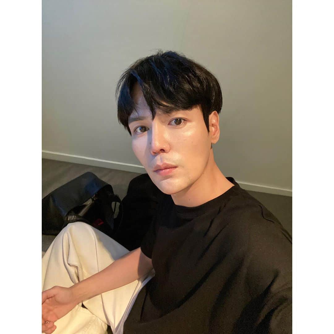 ジヒョク のインスタグラム：「연습실 ... 좌식이라... 다른 연습실 구하러 가야겠다...」