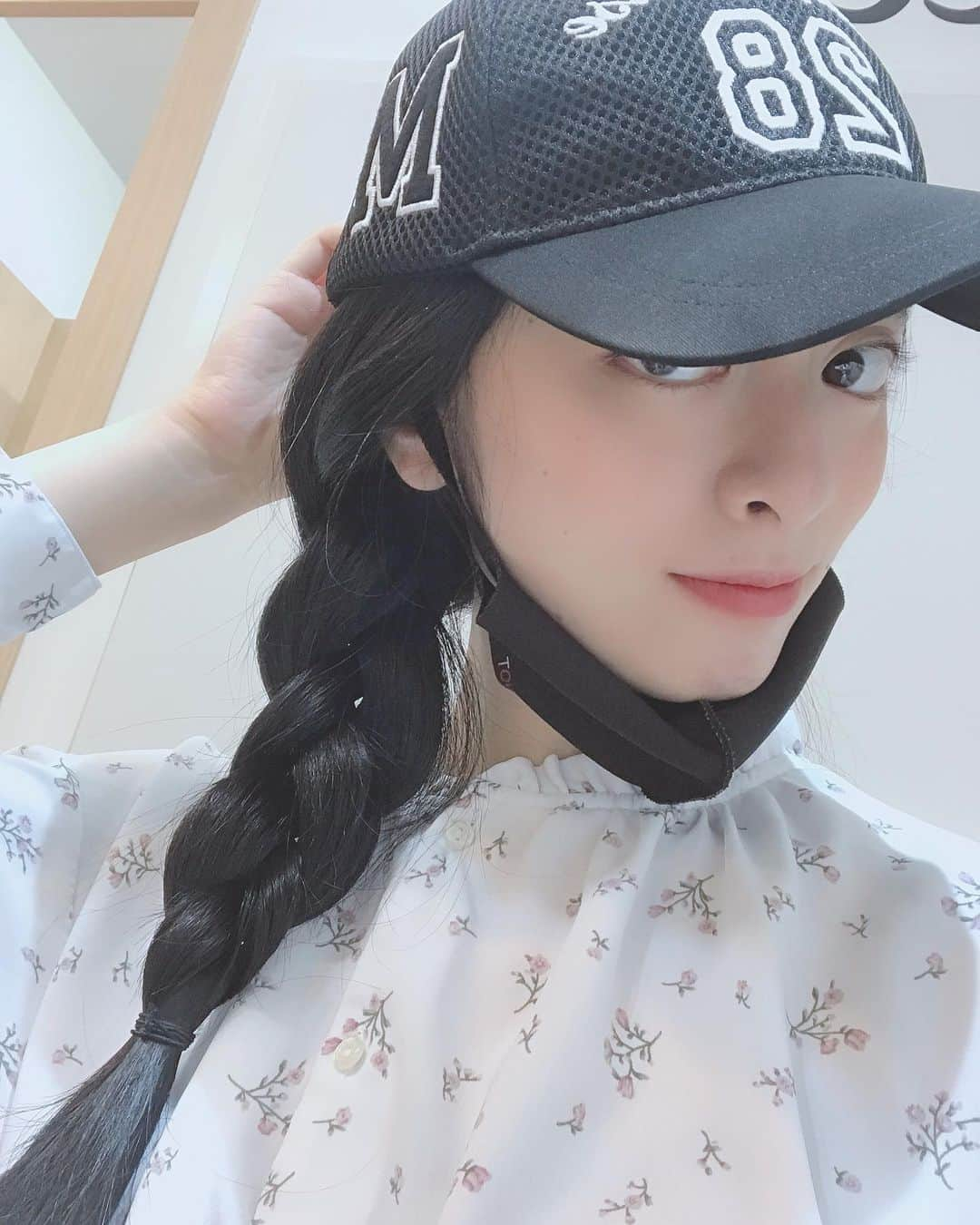 加藤美帆さんのインスタグラム写真 - (加藤美帆Instagram)「本日のお仕事Styleかとう。 なんか春服みたいですが、全身だと秋です。(爆)笑笑 #お仕事style #今日みんな何してるかな #コメント待ってるね #cap #idol #model #actor #talent」10月7日 13時07分 - miho_kato07