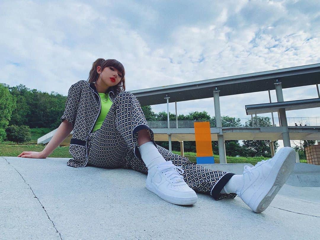 ヤンニーン・ワイゲルのインスタグラム：「TONIGHT! I’ll be performing Live on @joox_my at 8.30pm MY / 7.30pm TH time & it’s gonna be a lot of fun, so make sure you tune in!💗 คืนนี้มีไลฟ์ที่ @jooxth ตอน 19.30 น. เวลาไทยนะค้า คิดถึงทุกคนมากๆ ยังไงก็แวะมาชมกันด้วยนะคะ💜」