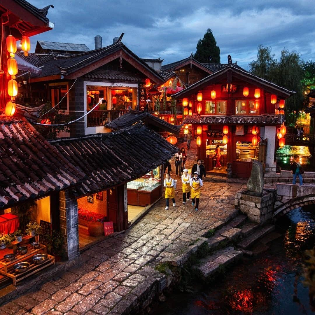 National Geographic Travelさんのインスタグラム写真 - (National Geographic TravelInstagram)「Photo by @Justin.Jin / Lanterns light up the old town of Lijiang, an ancient village in southwestern China's Yunnan Province. Lijiang is China's best preserved minority town with its ancient architecture and orderly system of waterways.� Yunnan Province, which borders Myanmar, Laos, and Vietnam, is one of China's most scenic areas.� Follow @justin.jin for more stories and images from around the world. �#China #village #tradition #justinjin #yunnan」10月7日 13時10分 - natgeotravel