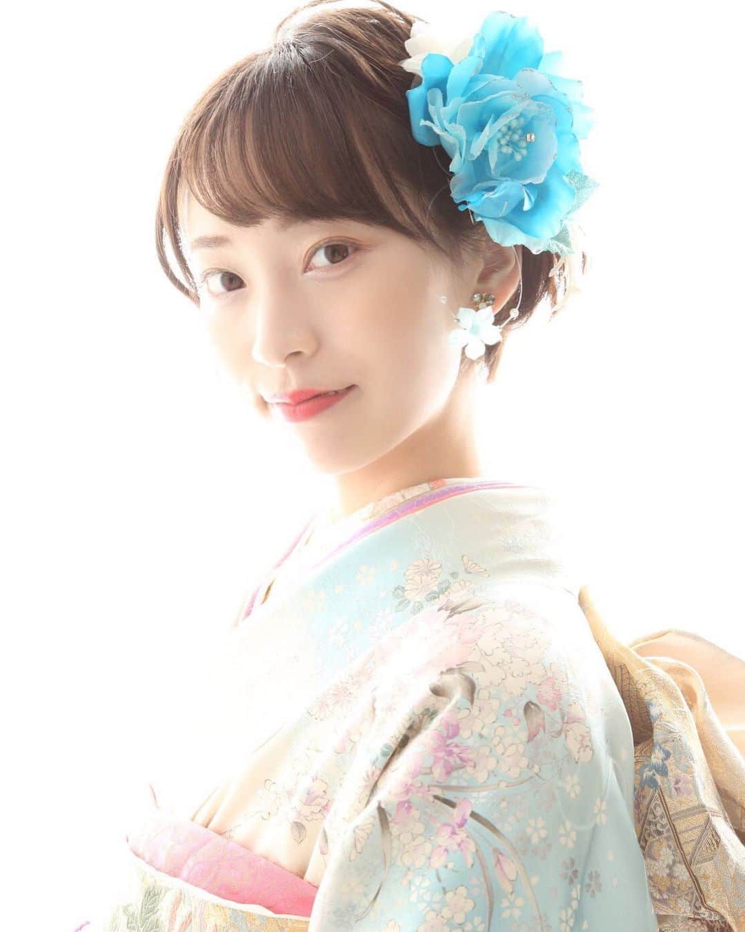 中嶋アンナのインスタグラム：「💠💠💠 ・ 成人式の前撮りのデータが届いたので少しずつ載せようかな💭  振袖の色や光沢は以前のせた写真の方が伝わるかも！生地もキラキラしてて可愛かったんだ☺️✨ ・ ・ web投票も残り10日！ したことないよ~って方も今日こそ#ぽちアン してみてね🌿 いつもしてくださってる方本当にありがとうございます🙇🏻‍♂️🌼 ・ 最後まで頑張るぞー！ ・ ・ #日本女子大学#ミスコンテスト#ミスコレ#ミスキャン#ミスキャンパス#大学生#成人式#前撮り#成人式前撮り #成人式振袖 #振袖#振袖ヘア#振袖ヘアアレンジ #髪飾り#着物#きもの#サロモ#サロンモデル希望 #撮影モデル #ポートレート#portrait#japanese #japan_photo #instagood #instalike #fff#f4f」