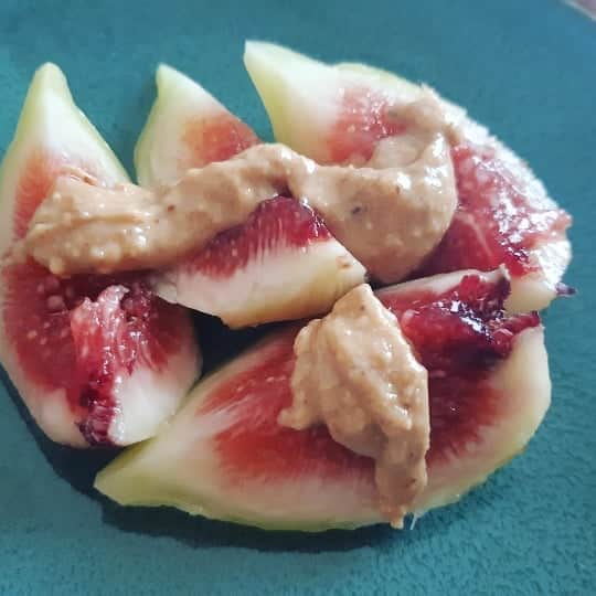 のインスタグラム：「いちじくのナッツバター乗せ。」