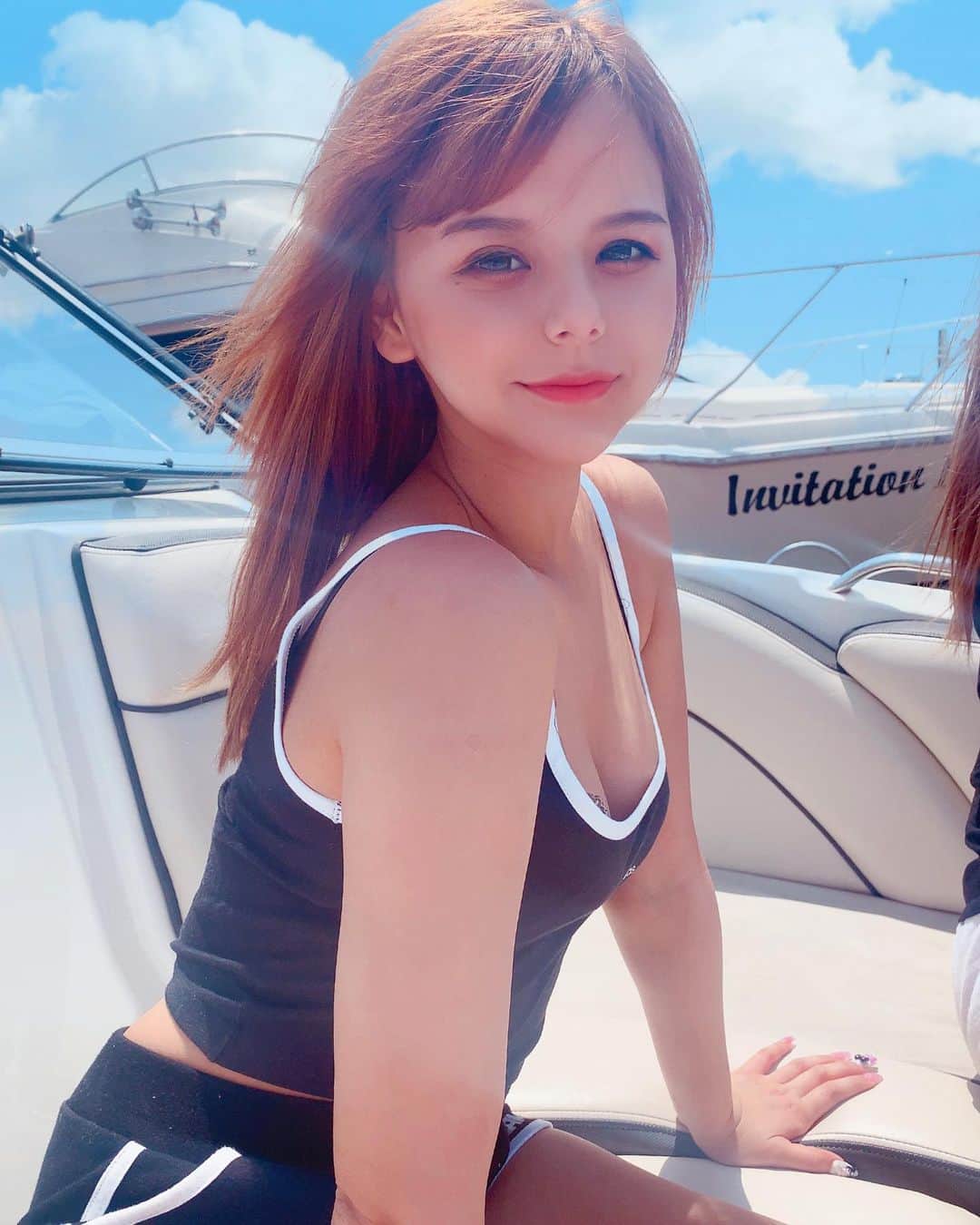 のインスタグラム：「キメてるけどこの後ジェットで落とされ ふくらはぎに大きい痣ができることは 予想もしてなかったムチ子です😌 . あ〜痛かったなあ🥺 . . . #キャバ嬢 #キャバクラ #歌舞伎町 #すすきの#ミナミ #中洲 #ダンサー  #ショーパブ #ジェット#クルージング #船 #プリティーウーマン #プリティーウーマンみあ」