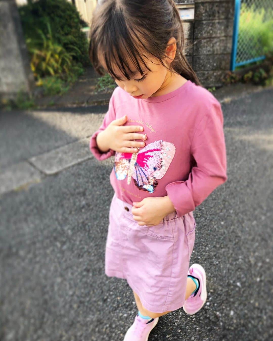 Megumiのインスタグラム：「色が変わる #スパンコール Tシャツがloveすぎる娘。こればっか欲しがる。 これ着て学校行くと人気者になれるっぽい（笑） しかも全身同系色。娘らしい攻めのコーディネート‼︎ww  この蝶々tシャツはとってもかわいくて一目惚れ🦋　 #エイチアンドエム  #1年生 #6歳」