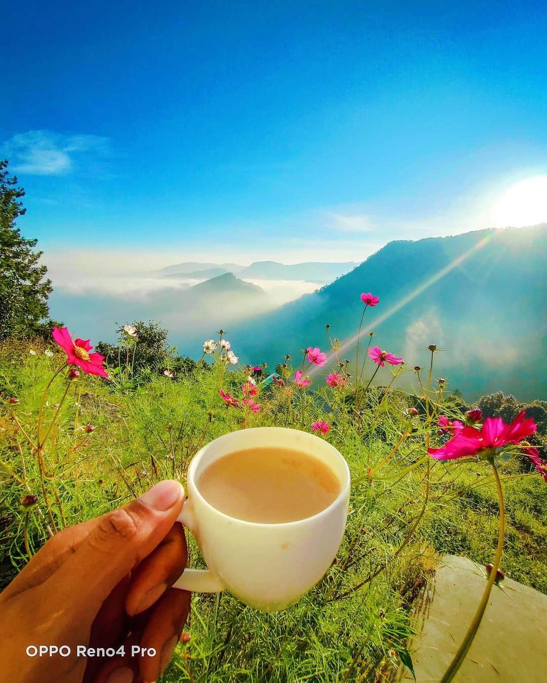 Abhinav Chandelさんのインスタグラム写真 - (Abhinav ChandelInstagram)「I miss these mornings in Nainital, which happened with a cup of coffee accompanying the glimpses of Kumaon hills sprawling right in front of my balcony, as far as I could see.  And all I needed at that moment was the wide-angle perfection of my #OPPOReno4Pro to help me capture this memory with all its elements. #SenseTheInfinite  @oppomobileindia」10月7日 13時22分 - abhiandnow