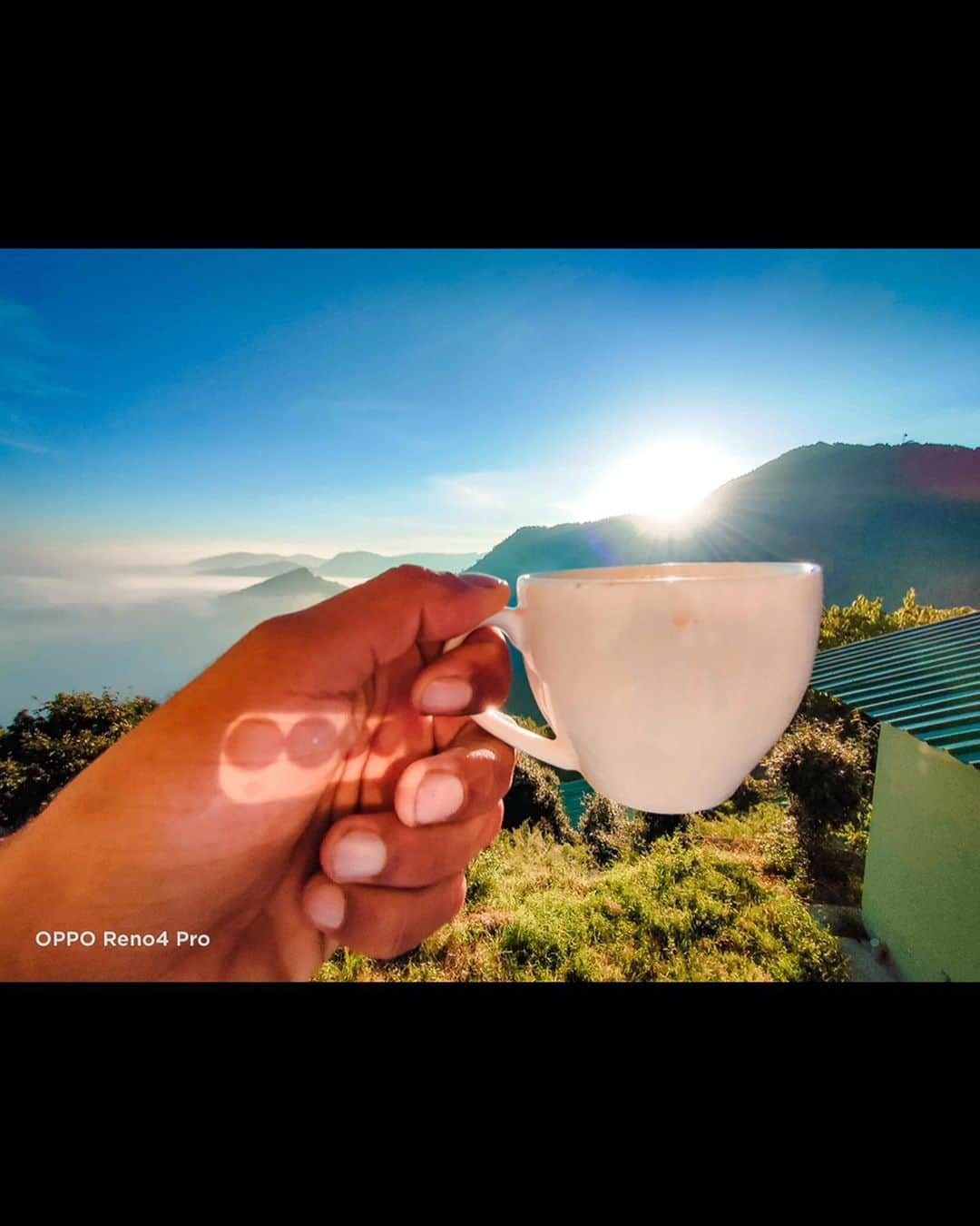 Abhinav Chandelさんのインスタグラム写真 - (Abhinav ChandelInstagram)「I miss these mornings in Nainital, which happened with a cup of coffee accompanying the glimpses of Kumaon hills sprawling right in front of my balcony, as far as I could see.  And all I needed at that moment was the wide-angle perfection of my #OPPOReno4Pro to help me capture this memory with all its elements. #SenseTheInfinite  @oppomobileindia」10月7日 13時22分 - abhiandnow