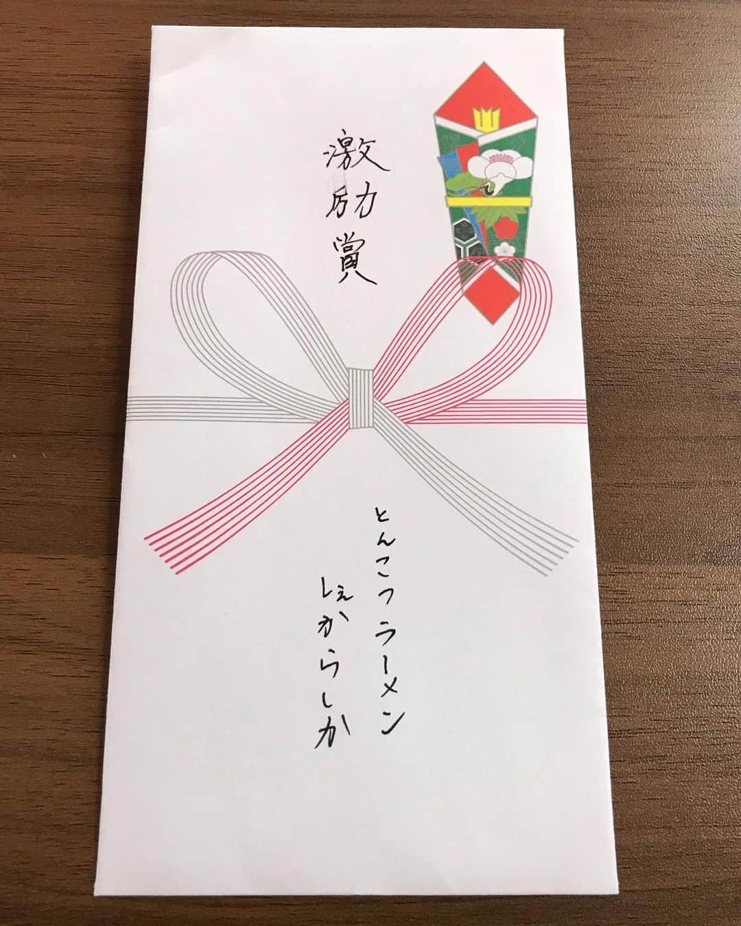 のインスタグラム：「キックパンツスポンサーの “とんこつラーメンしぇからしか”松村社長  そして同じくキックパンツスポンサーの “焼き鳥こにし”小西さんから  激励賞を頂きました。  ありがとうございます。  あと3週間ちょい👍張り切ります！  ※写真は2ヶ月間のキックパーソナルとご自身のトレーニングにより、7kgのダイエットに成功した小西さん🤗 素晴らしいです！ 引き続き11/4（水）までに68kgを目指します！共に頑張りましょう！  とんこつラーメンしぇからしか http://shekarashika.com/shop/nigawa  焼き鳥こにし http://www.yakitorikonishi.com/access.html」