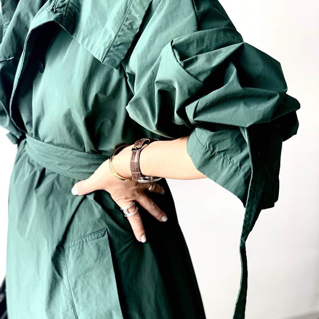 大草直子さんのインスタグラム写真 - (大草直子Instagram)「あのね、この @aton_tokyo のコート、お下がりを頂いたの♡「今、なかなか着ることないし、大草さん着ない？」て。即答だよね、うん！　と。あああ、素敵。たっぷりした分量、大きな襟。深い森のようなグリーン。服がつなぐ、こんなご縁て好きだなあ。 @aton_tokyo  #cyclas  #balenciaga #hermes #blanc #bonmagique  #kaoru #着る人の身体の輪郭になじみ #気持ちをデフォルメ #することなく包んでくれる #長く愛せる１枚 #そうそう私 @aton_tokyo で #コラムを書かせて頂いてます #小説風コラム♡ #https://crosset.onward.co.jp/sp/feature/2020_aton_naokookusa/vol1/」10月7日 13時32分 - naokookusa