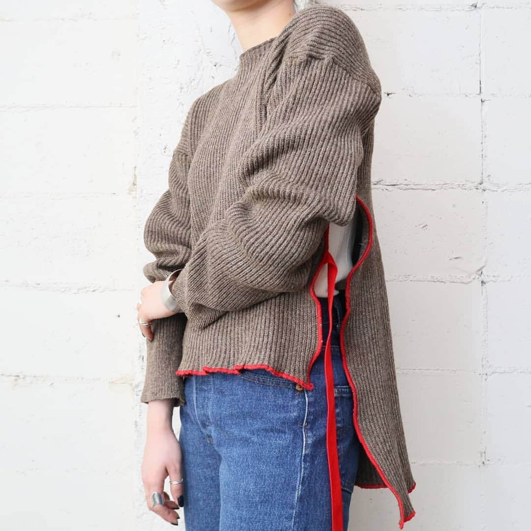 吉祥寺 古着屋 Orfeoのインスタグラム：「. 【NEWoMan Limited Item】 . . Hello! Vietnam - 333 pop-up store . 会期：2020年10月8日 (木)～10月25日 (日) . 時間 : 11:00～20:00  . 場所：NEWoMan新宿 1F NEWoMan Lab. / 東京都新宿区新宿4-1-6 . . . 333 × Orfeo  . 40年代スウェーデンのミリタリーニットを、ベトナム国旗の赤をイメージして使用し、モダンにアレンジしたデザインニット、80年代〜90年代のアメリカ製の肉厚なコットン地のものを使用しリメイクしたトレンド感のあるサーマル、50年代フランス軍のアンダーパンツをカットソーにリメイク、異なる2種類のシルエットを楽しめるデザインへ。ヴィンテージアイテムを 使用し、” Orfeo” らしくモダン・ベトナムを表現。  . . こちらの商品はNEWoManでの販売のみとなります。数量限定ですのでお早めにお立ち寄りください。(通信販売は承っておりません。ご了承下さい)  . #orfeo #kichijoji #tokyo #vintage #used #fashion #coordinate #outfit . . お問い合わせはインスタグラムのプロフィール掲載のメールアドレスにお願いいたします。コメント、DMでのお問い合わせは受け付けておりませんのでご了承ください。」