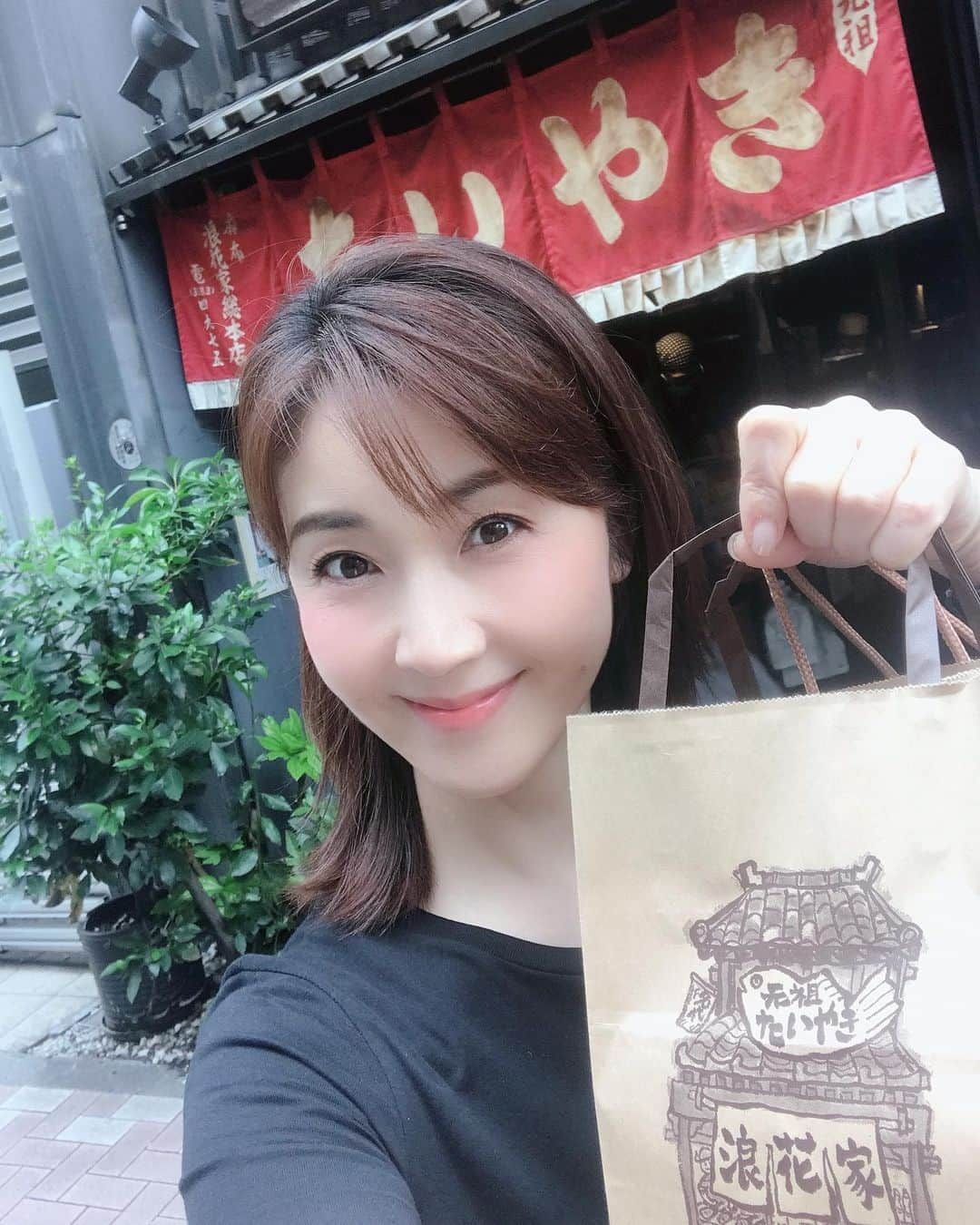 芦田桂子さんのインスタグラム写真 - (芦田桂子Instagram)「麻布十番にある鯛焼き屋さん #浪花家  甘さもちょうど良くておいしい ・ 昔ながらの製法で 職人のおじちゃんがひとつひとつ丁寧に焼く姿を眺めるのも好き ・ 電車で麻布十番を通る時 時間あれば下車して 買いにいくほど大好きな鯛焼き屋さんです ・ 遊びに来た子供達にもお裾分けしてほっこりタイム☺️ とってもいい時間でした♡ ・ ・ #たいやき  #麻布十番  #浪花屋総本店  #ほっこりタイム #こーいう時間好き  #model #芦田桂子」10月7日 13時30分 - keiko_ashida