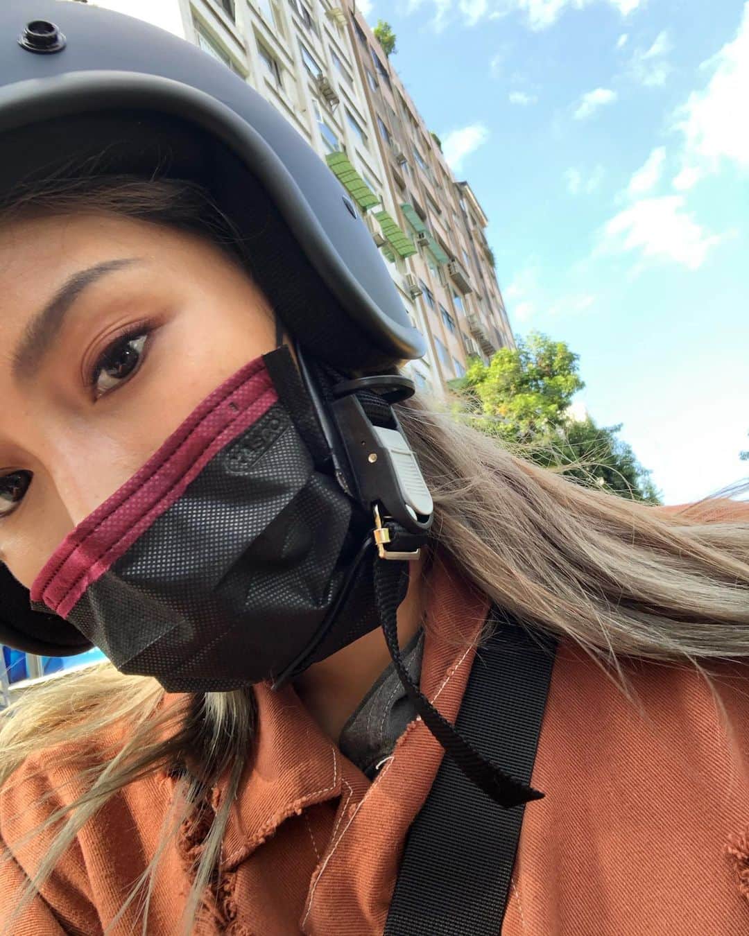 安柏兒のインスタグラム：「每個人都有自己習慣的舒壓方式吧 我特別鍾愛⋯⋯  看恐怖驚悚鬼片or悲慘劇情片  而且要一個人看 超放感情的看 自己啜泣或嚇瘋也是一個發洩 （咦？  因為看完這些都會有莫名的安慰  「啊、我生活的多安全啊～」  😆😆😆😆😆😆 也算一種慰藉啦  只是！！！  最近為什麼都沒有什麼恐怖到不行 或慘到不行電影 真的很想被嚇一下耶！  有沒有推薦的 讓我好好在家恐怖一下 🙏🏽  #求恐怖片 #求劇情片 #求驚悚片 #求一個安穩」
