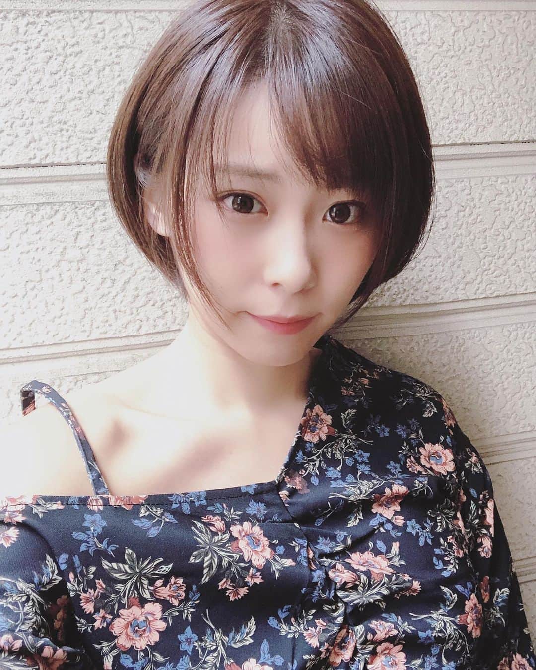 のインスタグラム：「みんな大好きショートカット💁‍♀️ ・ ・ #美容院 #ショートカット #アッシュ #ショートカット女子 #猫顔 #smile #girl  #shooting #셀카 #미소녀 #일본인 #非常好 #摄影 #塚田綾佳」