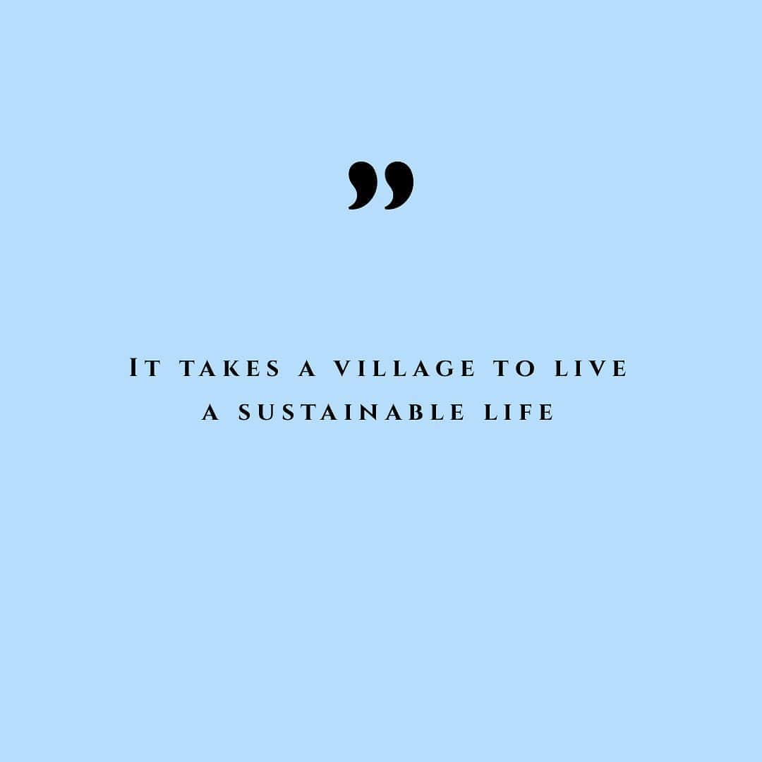 Maria Soxboさんのインスタグラム写真 - (Maria SoxboInstagram)「Det finns ett uttryck. It takes a village to raise a child. Ibland tillskrivs det Hilary Clinton, men verkar egentligen vara ett ordspråk från den afrikanska kontinenten. 🏘 Det är fint formulerat, men jag håller inte helt med. Om det tar en hel by för att uppfostra ett barn – var passar då alla ensamstående föräldrar med små resurser in? De som sliter för att få ekonomin att gå ihop och samtidigt ge sina barn en fin barndom, men varken har tid eller ork att bygga upp ett socialt skyddsnät från scratch? Eller alla trasiga familjer på flykt, som tillbringar år efter år utan att få en chans att rota sig och bygga upp en ny tillvaro?  Många barn får en tuff start i livet, och jag hoppas innerligt att samhället kliver in där föräldrarna brister eller inte mäktar med. Men jag tror att ”byn” främst får betydelse när vi blir vuxna. 🏘 Just nu jobbar jag med ett nytt projekt, och jag tror att tanken om den lokala ”byn” ska få ta ganska stor plats. För det har blivit för lätt att tänka att samhället är ”dom”, snarare än något vi bygger tillsammans. Vi ÄR ju samhället, och för att förstå det tror jag vi behöver bli en del av en ”by” igen. Hjälpa varandra och ta gemensamt ansvar för den plats vi bor på, snarare än att bara se om vårt eget hus. 🏘 Jag tror också att det blir mycket enklare att leva hållbart som en del av en lokal gemenskap. Att ringa på hos grannen och låna hens borr kan kännas fullkomligt otänkbart i en trappuppgång där ingen känner någon annan. Istället klickar vi hem en borr, för ett par minuters användning. 🏘 Där lokalgemenskapen funkar kan bilpoolen bli verklighet. Tas frukten om hand. Får barn utan större syskon ändå kläder att ärva. Behöver den som saknar familj inte vara ensam. Detta är självklarheter i många andra länder, men vi tappade nog bort oss lite längs vägen. I takt med att vi kunde få kontakt med människor över hela världen via en skärm började vi slarva med våra lokala relationer. Vi idealiserar småstadsidyller ”where everybody knows your name” – men glömmer att en ”by” ju kan uppstå var som helst. I en studentkorridor. På fina gatan. I förorten. Eller villakvarteret. 🏘 It takes a village to live a sustainable life. Eller vad säger ni?」10月7日 13時35分 - mariasoxbo.se