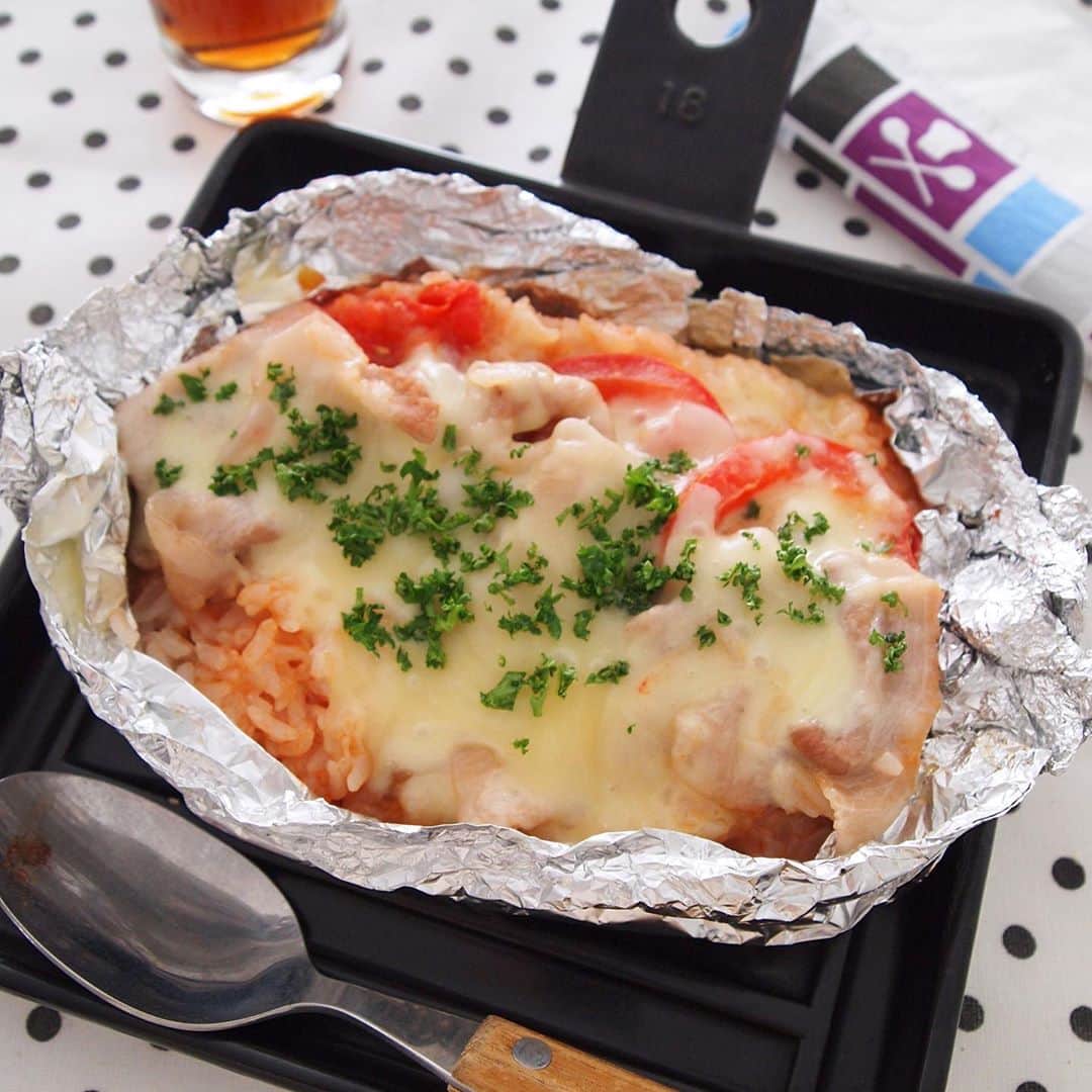 のインスタグラム：「【豚バラトマトのホイル焼きライス】 . おうちでもアウトドアでも楽しめるホイル焼き。 おこげができて、あつあつジューシー。 . ▼材料（1人分） ❁パックごはん：180g ×１パック ❁ケチャップ：大さじ2 ❁トマト（薄い輪切り）：小1/2個（約40g） ❁豚バラ薄切り肉（一口大）：50g ❁めんつゆ（3倍希釈）：小さじ2 ❁サラダ油：少々 ❁ピザ用チーズ：約40g ❁パセリ（みじん切り）：適量 ❁塩・こしょう：少々 . ▼作り方 ①パックごはんにケチャップと塩・こしょう（少々）を混ぜ合わせる . ②豚バラ肉にめんつゆをもみこむ . ③アルミホイルにサラダ油を塗り、①をのせる . ④ごはんの上に、トマト、豚バラ肉をのせて塩・こしょうをする ※豚肉同士が重ならないようにのせてください . ⑤最後にチーズをのせてアルミホイルを包み、フライパンにのせふたをする . ⑥中火で焼き（目安7～8分）、ごはんと豚肉に火が通ったら、パセリをちらす . ⑦お好みでめんつゆor塩・こしょうをかけて召し上がれ . #ごはん #rice #gohan #パックごはん #パックご飯 #レシピ #おうちごはん #おうちキャンプ #庭キャンプ #簡単レシピ #キャンプ飯 #キャンプごはん #アウトドア飯 #アレンジレシピ #ホイル焼き #デリスタグラム #foodstagram #今日のごはん #TableMark #テーブルマーク」