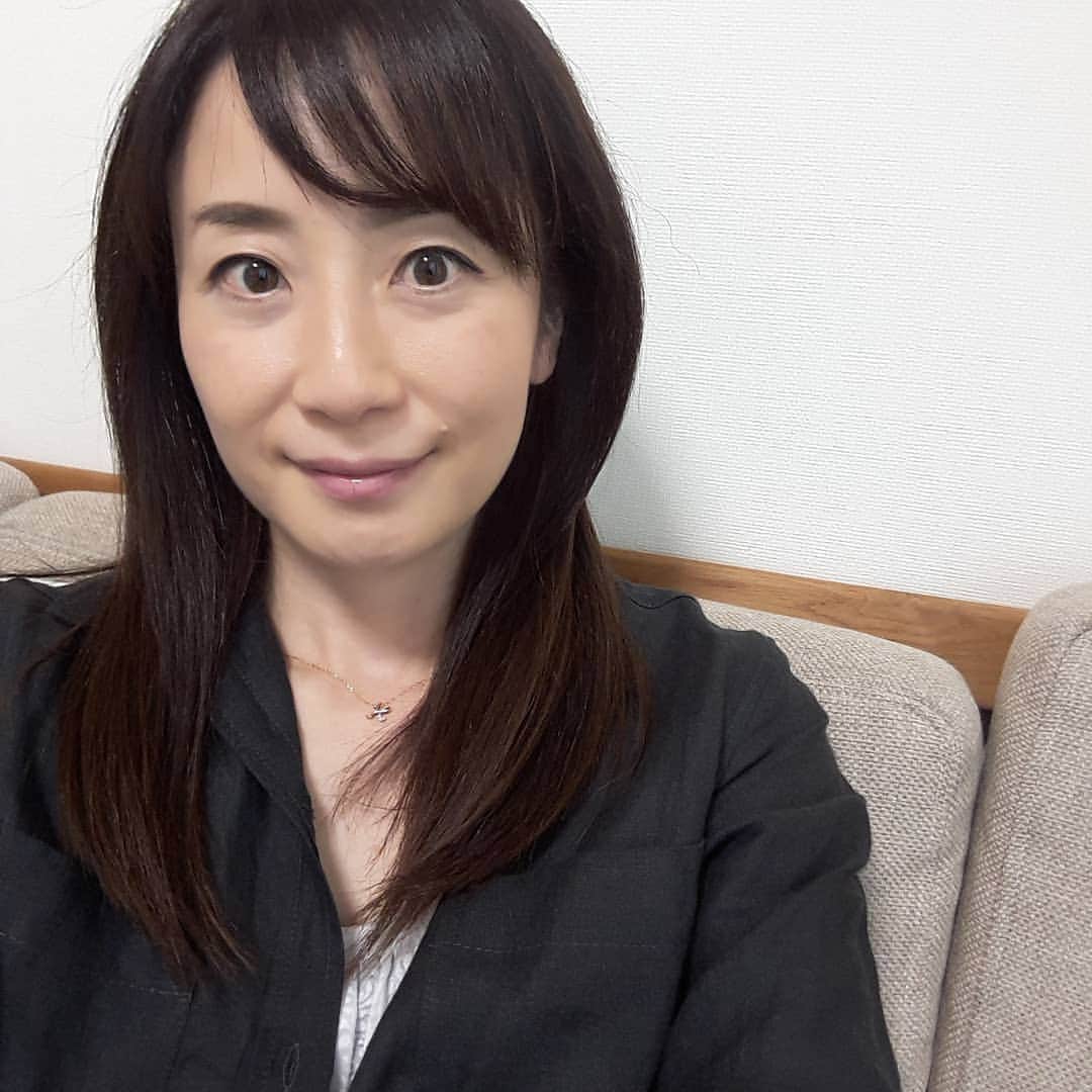 那須洋子さんのインスタグラム写真 - (那須洋子Instagram)「難しい～ この前髪の感じが、 自分の中でベストなんだけど。。  美容院帰りのだからこそ📷 毎朝これを目指してます。  あーー出来ない、ちょっと違うー💦と思うと、 すぐポンパに逃げちゃうことも(^-^; それはそれで好きなんだけどね。  #フリーアナウンサー #静岡第一テレビ #美容院 #かれこれ20年 #ずっと同じ美容院 #同じ美容師さん #毎回 #ノンストップトーク #今日のメインテーマは #キャンプでした #今日もありがとうございます」10月7日 13時39分 - nasuchan.33