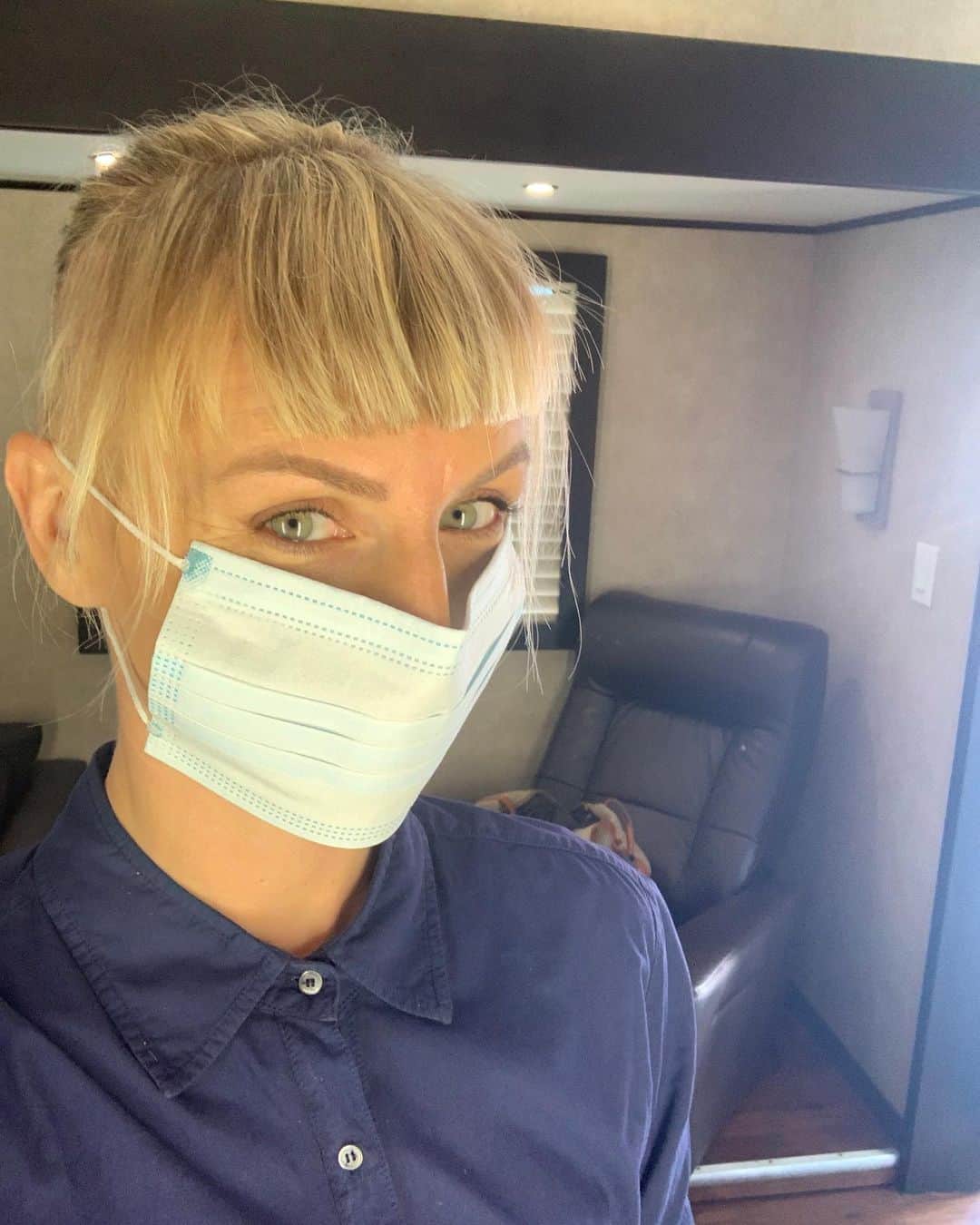 ミッキー・サムナーのインスタグラム：「And that’s a picture wrap for #BessTill Season 2 of @snowpiercertv !! Thank you to our amazing crew & Covid team keeping our set safe! Second slide: an amazing Fan’s new Till tattoo - whoaaaaa !!!! I can’t wait for you all to see S2. And yes I pinched the nose of my mask before I left my trailer! ♥️ 🚂 ❄️ 🥶 #wearamask #snowpiercer @tntdrama」