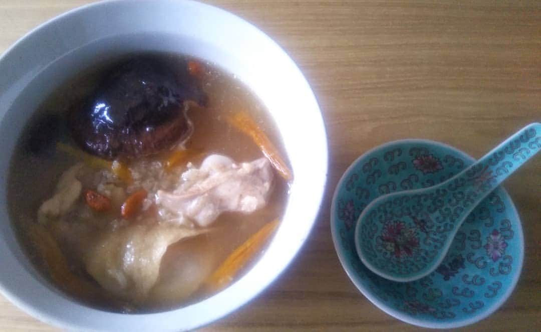 伊藤修子さんのインスタグラム写真 - (伊藤修子Instagram)「骨付き鶏を買ってきて林商店の参鶏湯風スープのセット煮ました。」10月7日 13時45分 - itoshuko