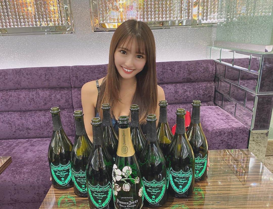 のインスタグラム：「ドンペリ ベルエポック この2つ大好き💜❤💙💚  高級シャンパン飲めて 嬉しい😭❤  いつも有難う御座います🥳  #愛知県#名古屋#錦#錦3#ミリオンレジャーホールディングス #マリオットビル#ナイツネット東海#サロンドゴールド #東京#大阪#北海道#福岡#六本木#銀座#歌舞伎町#北新地#ミナミ#すすきの#中洲#キャバクラ#キャバ嬢#美女#美人#イケメン#ホスト#相互フォロー#いいね返し」