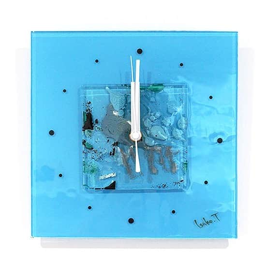 comb de shioさんのインスタグラム写真 - (comb de shioInstagram)「時計から、アートのある生活、はじめませんか？  glass art clock by Isako TODA﻿ ﻿ #アートのある暮らし ﻿ ------------------------﻿ 【作品リスト】﻿ ﻿ ■ ガラスアート時計・「Color of water」C_190113  オンラインショップ掲載中 ﻿ ﻿ #combdeshio﻿ #コムデシオガラス ﻿ #コムデシオ ﻿ #ガラス作家杜多一菜子﻿ #三重県  #三重県津市  #インテリア好きな人と繋がりたい﻿ #インテリアデザイン﻿ #おしゃれインテリア #インテリアアート #壁掛けインテリア #おしゃれな部屋  #抽象画アート #寝室インテリア  #壁掛け時計 #ガラス時計 #新築祝いのプレゼント #結婚祝いのプレゼント  #おうち時間を楽しむアイテム ﻿#インテリア時計  #artist  #interiorart #interiorartwork #artclock #glassclock #japanesecraft #clock」10月7日 13時58分 - comb_de_shio