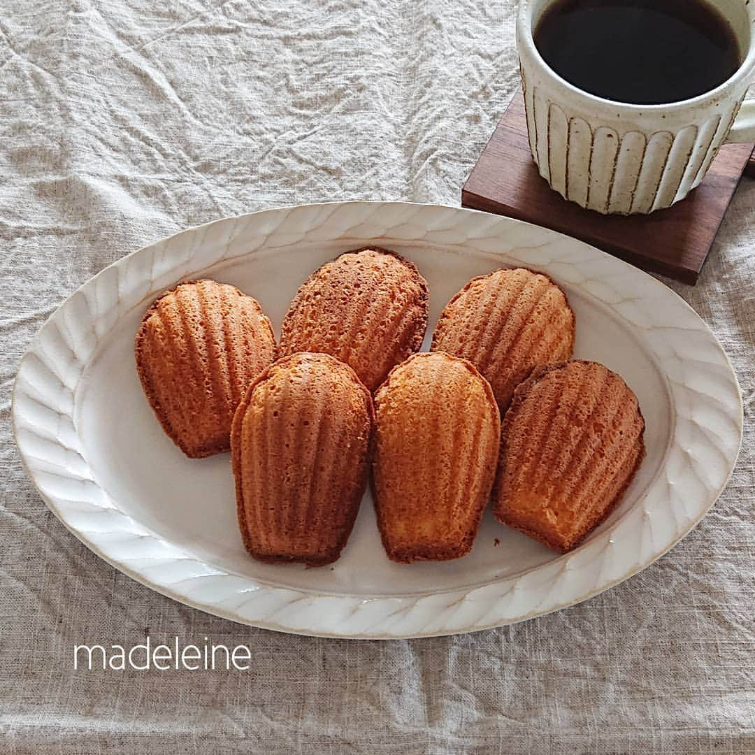 藤森夕子さんのインスタグラム写真 - (藤森夕子Instagram)「久しぶりにマドレーヌ焼きました(^^)b 何年振りだろう…。  息子帰宅前に私のおやつタイム💗  せっかくだからマドレーヌに緑の葉っぱやお花を添えて写真撮ろうと思い部屋の中探したけど… 緑は、ほうれん草か青ネギしかなかった😂  天気予報通り、午後から一気に雲に覆われて今にも雨が降りだしそう。 また、しばらく雨が続きそうだからと思い洗濯張り切りすぎた💦 これは乾かないな…。 #おやつ #おやつ作り #手作りおやつ #マドレーヌ#マドレーヌ作り#madeleine #コーヒータイム #おやつタイム #うつわうたたね」10月7日 13時53分 - yukofujimori2525