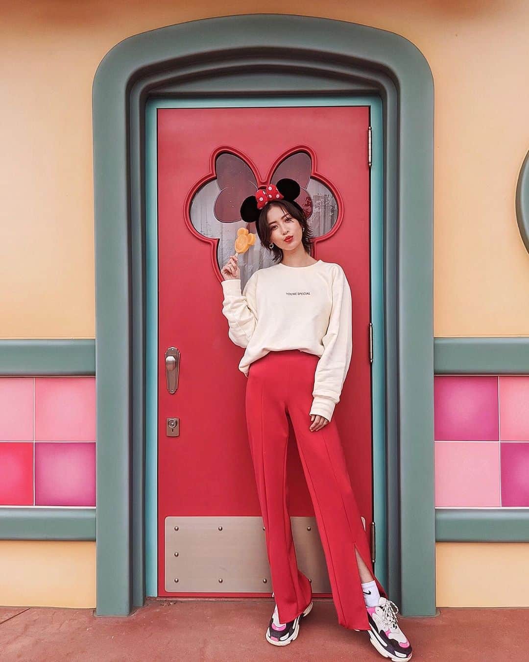ソンイのインスタグラム：「ディズニーコーデ🏰❤️  @swu__official のスウェットを家族で着たくて、メンズチームは黒パンツ、私は赤パンツ合わせでミッキーミニー配色🐭❤️🖤  これはMサイズ着用しパンツに少しインして着ました☺️ 他の方の着用サイズ感はSWUストーリーハイライトにまとめています❤️  いよいよ明日8日17時〜受注オーダー開始です🥺🙏🏻」