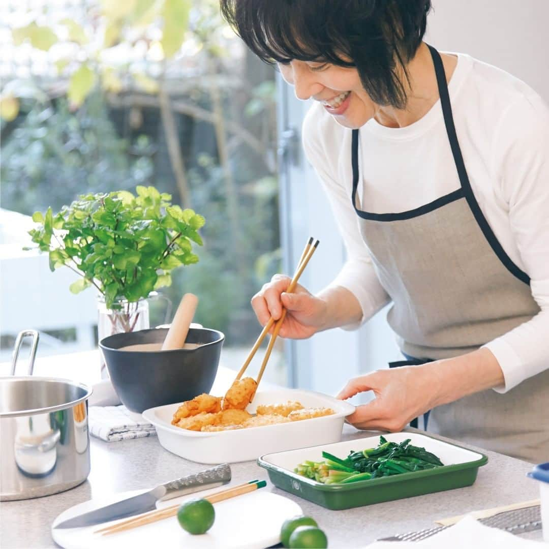 栗原はるみ「ゆとりの空間 」さんのインスタグラム写真 - (栗原はるみ「ゆとりの空間 」Instagram)「. ＼丈夫で清潔な竹の菜箸／ 「用途別菜箸 3組セット」  毎日使うものだからこそ、 こだわりのデザインで作りたいと、 使いみちにあわせて 箸先の形と長さの違う菜箸を作りました。  炒めものに使いやすいブラウンは先を四角く、 煮ものに使いやすいネイビーには滑り止めを、 盛りつけにおすすめのグリーンは先を細くし、 扱いやすいよう長さを少し短く。  道具が変われば、 毎日の料理がもっと楽しくなりそうです。  --- 用途別菜箸 3組セット　[900円+税] 品番：HK2039（オンラインショップ商品コード：LSO-0377） ---  詳しくはプロフィールのリンクから @yutorino_kukan  #菜箸 #用途別菜箸 #箸 #調理道具 #キッチングッズ #定番品 #おうち時間 #stayhome #ゆとりの空間  #オンラインショップ #栗原はるみ #栗原心平 #yutorino_kukan #yutorinokukan #gift #ギフト #プレゼント #present」10月7日 14時00分 - yutorino_kukan