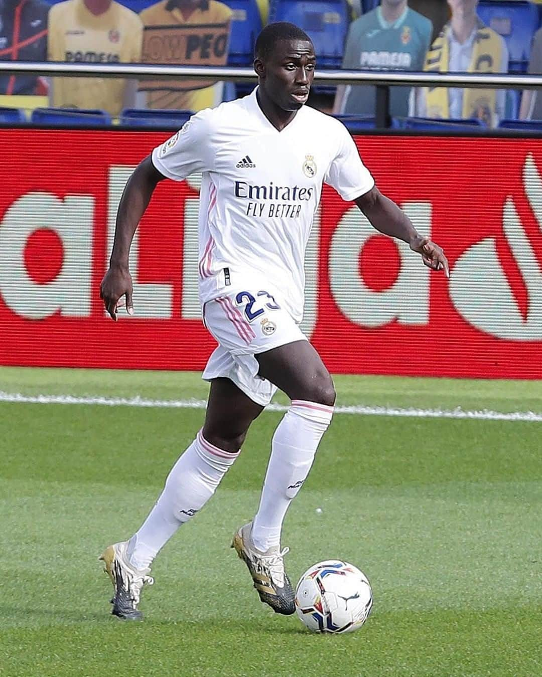 LFPさんのインスタグラム写真 - (LFPInstagram)「🇫🇷💫 SPEEDY @ferland_mendy 💜 • 🇫🇷💫 ¡#Mendy VELOZ! 💜 • #RealMadrid #LaLiga #LaLigaSantander #Football #YouHaveToLiveIt #HayQueVivirla」10月7日 14時00分 - laliga