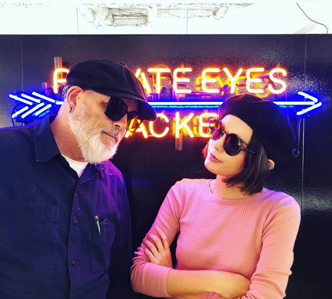 ケリーアンのインスタグラム：「Mon papa et moi. @private_eyes_and_trackers 🤟😎」